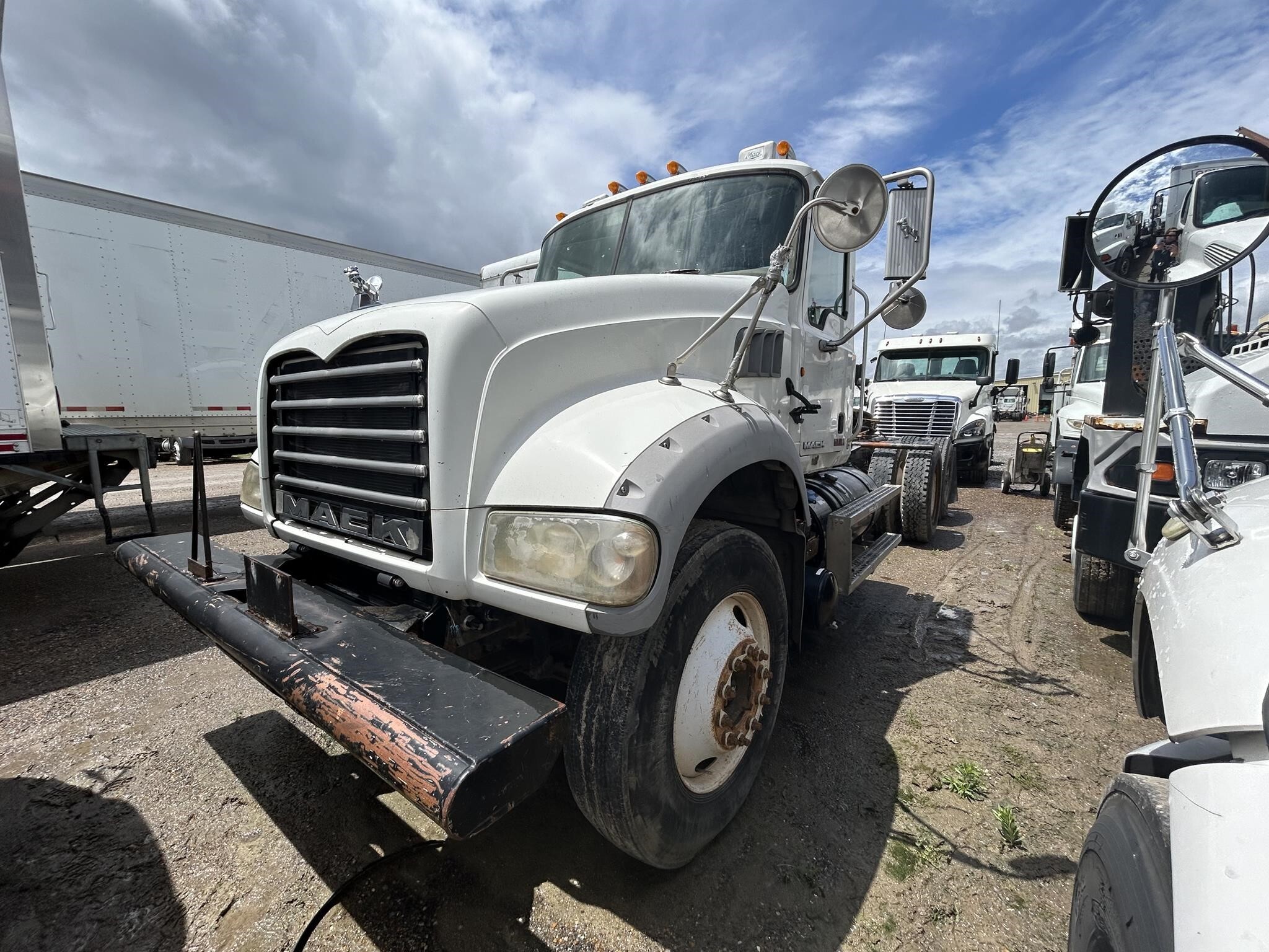 2012 Mack GU713 Semi Trucks/Trailer