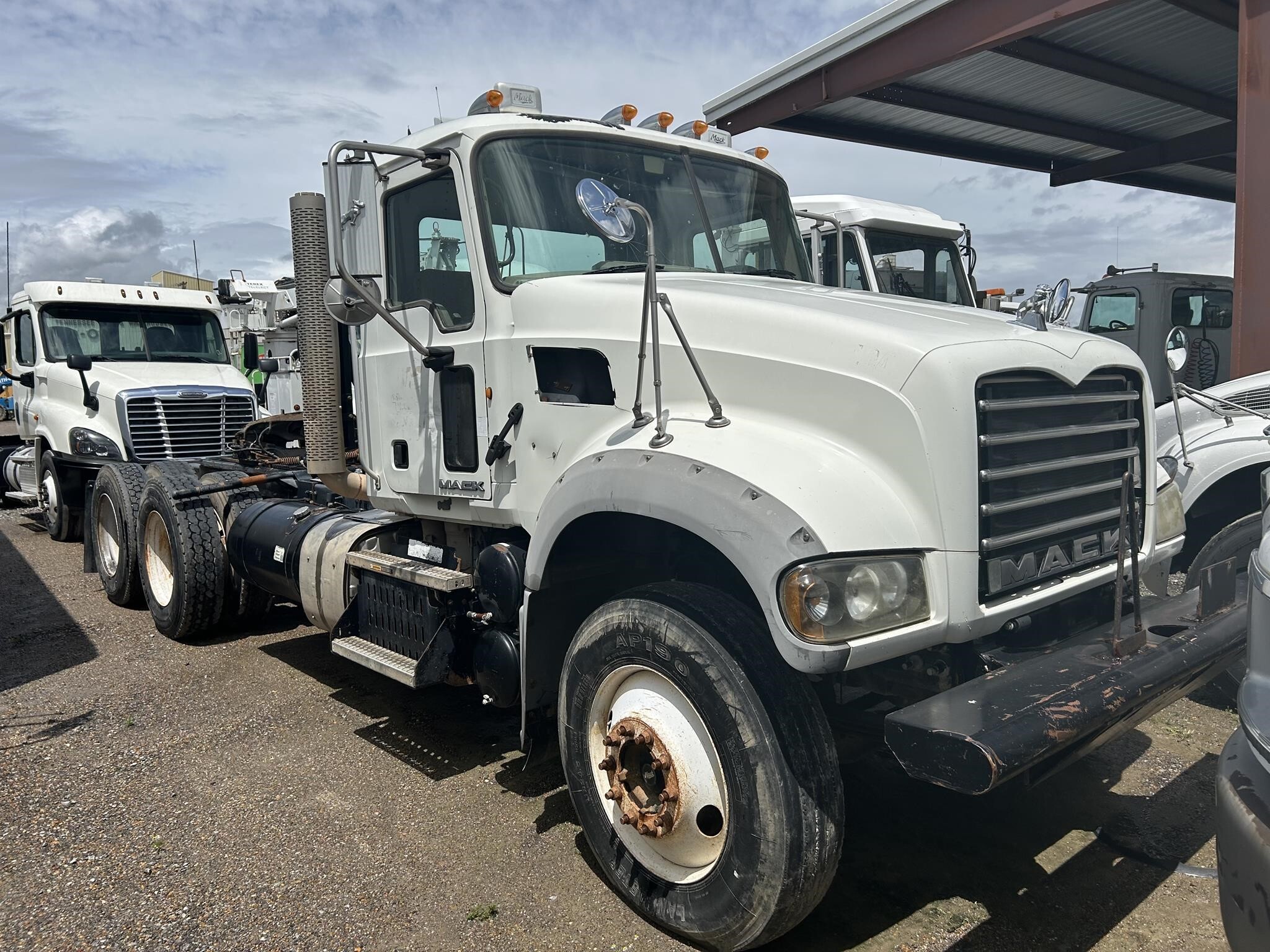 2012 Mack GU713 Semi Trucks/Trailer