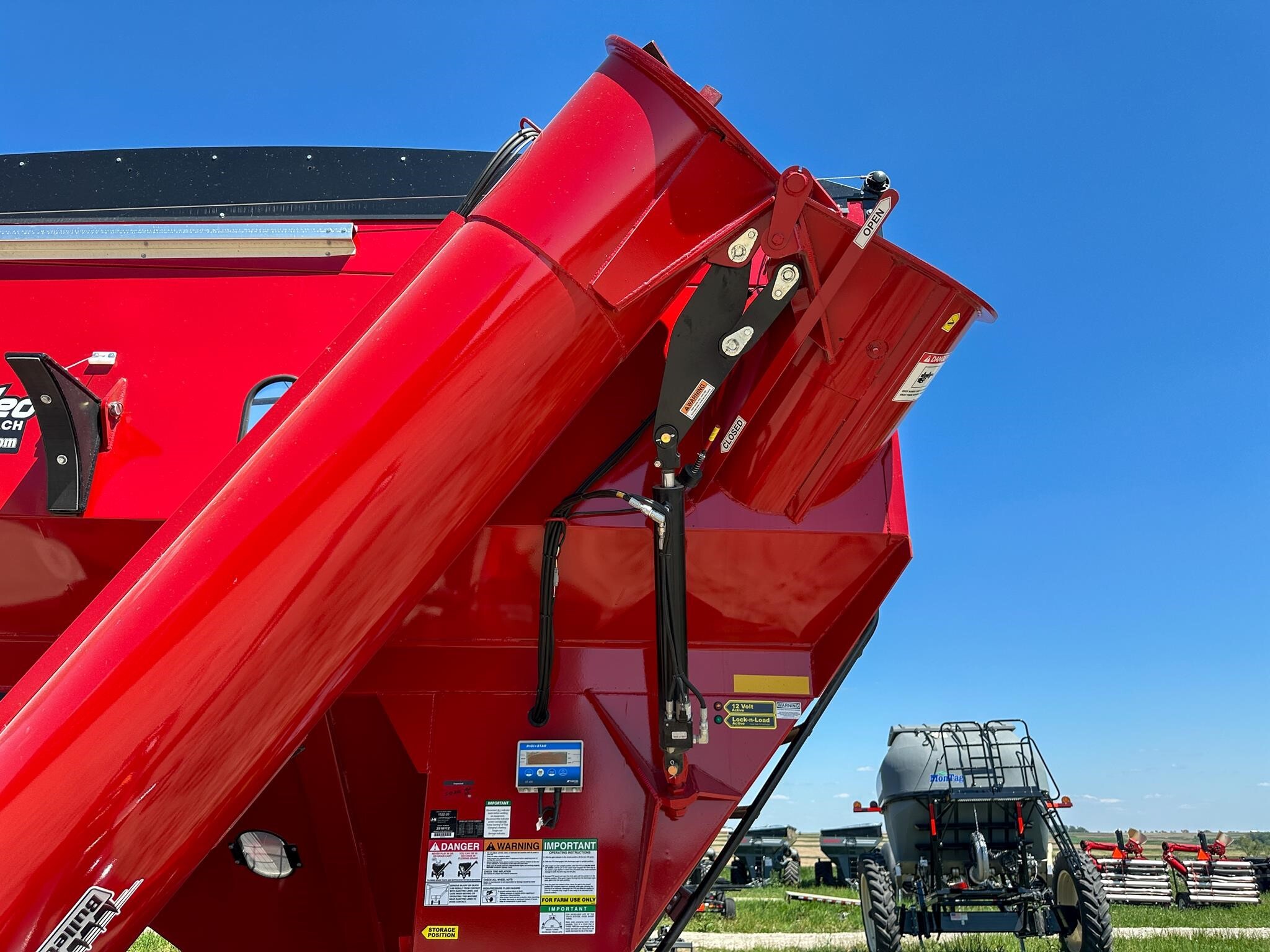 2026 J&M 1522-20T Grain Cart