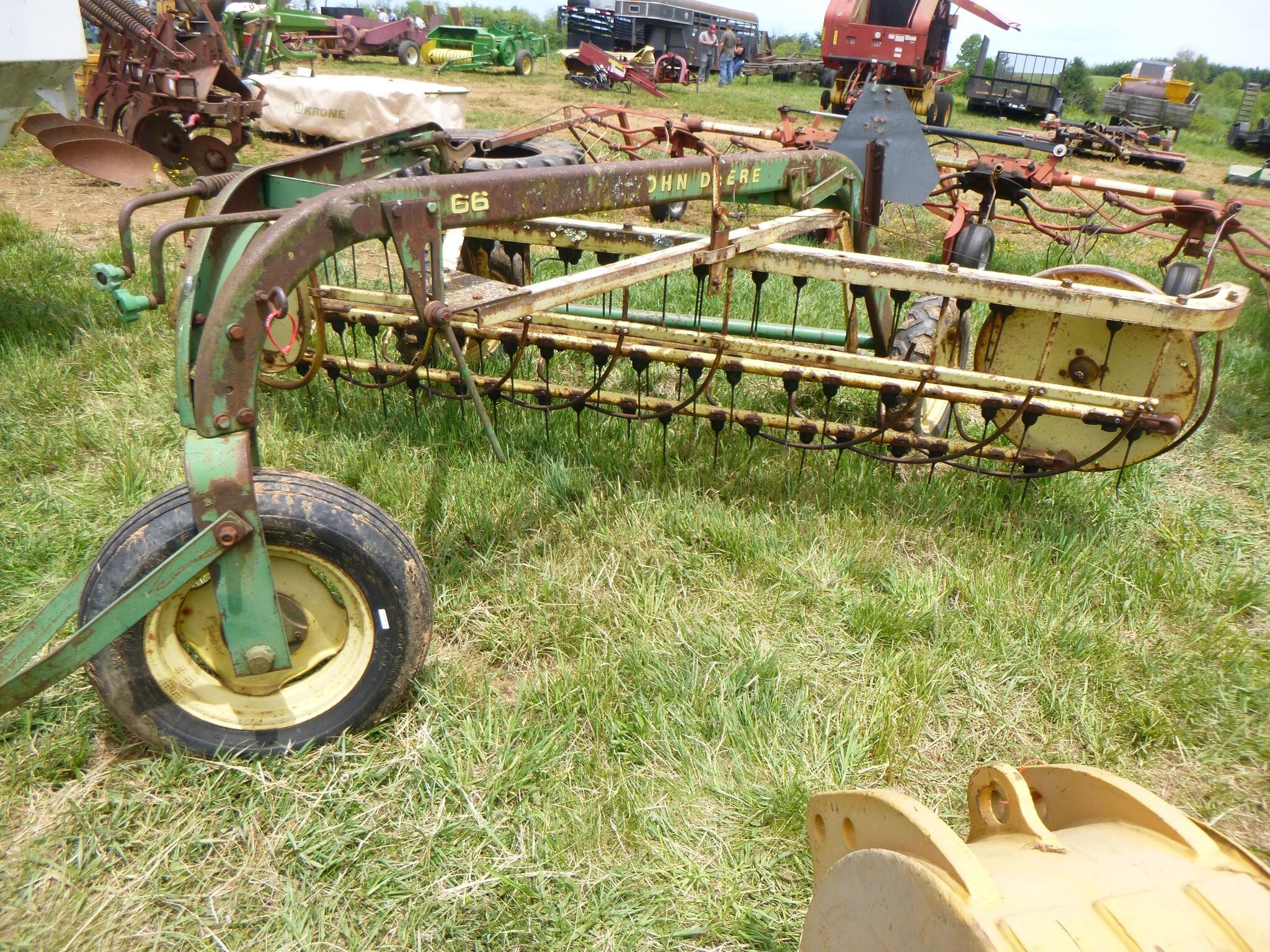  John Deere 660 Rake