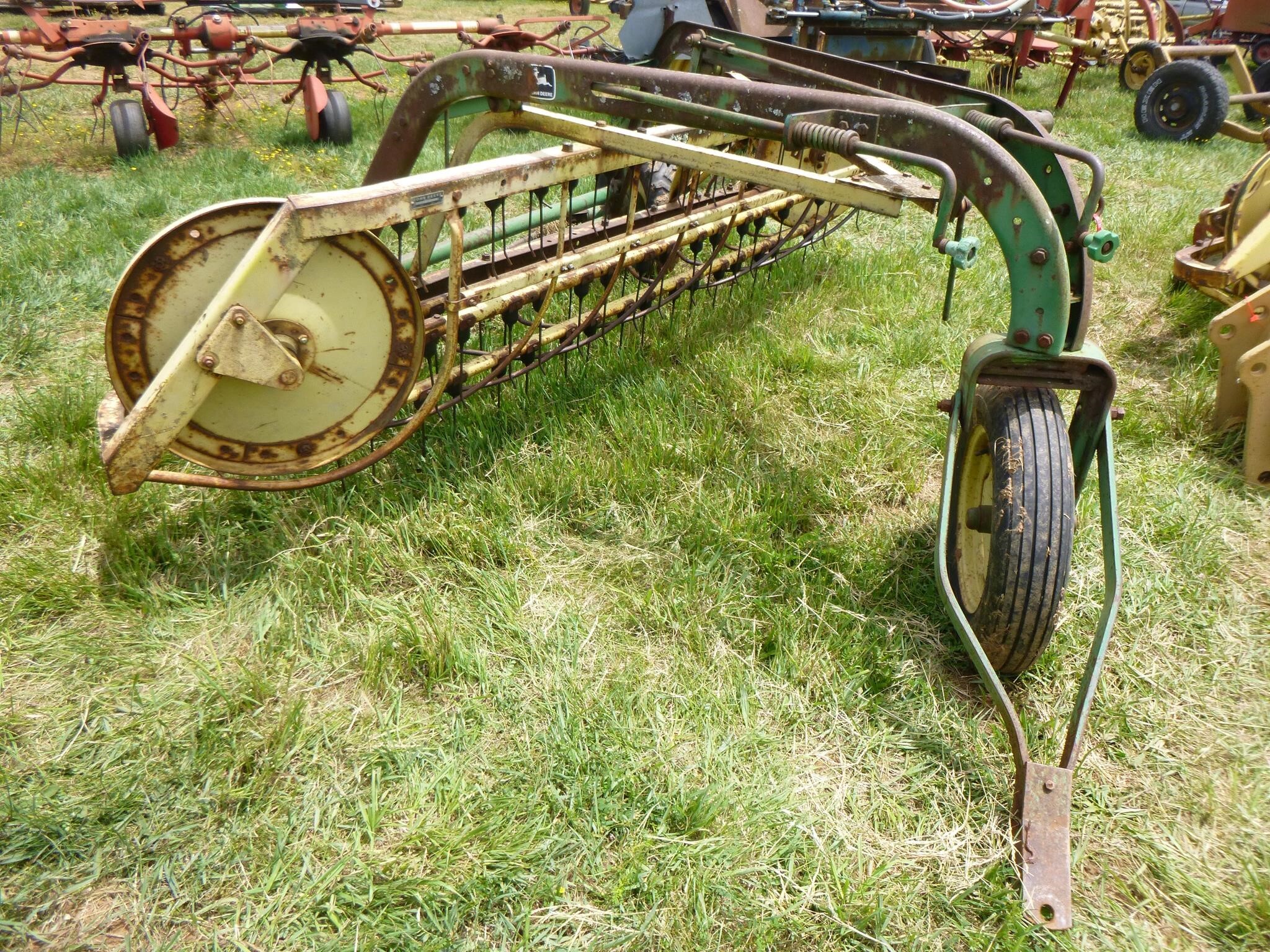  John Deere 660 Rake