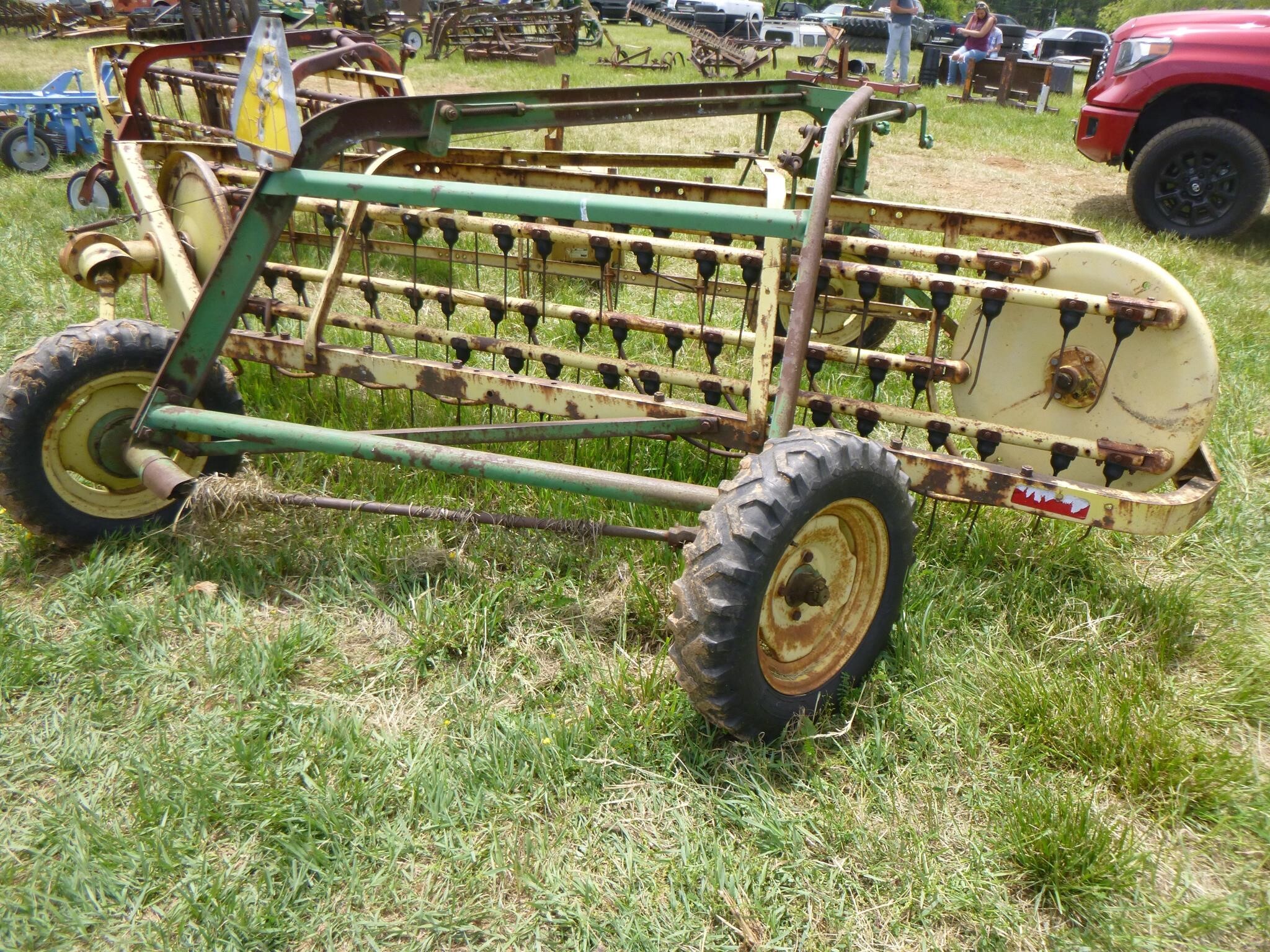  John Deere 660 Rake