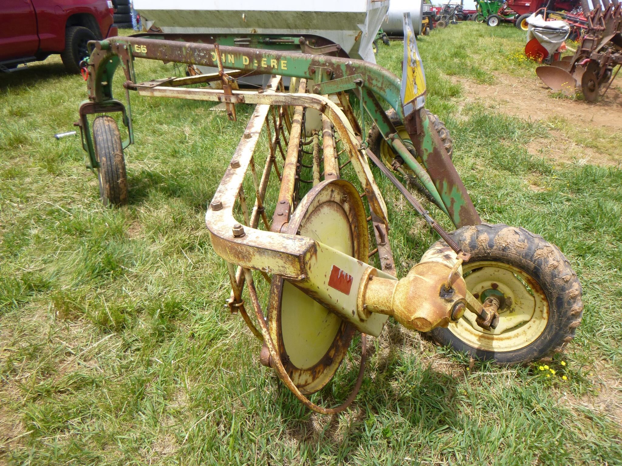  John Deere 660 Rake