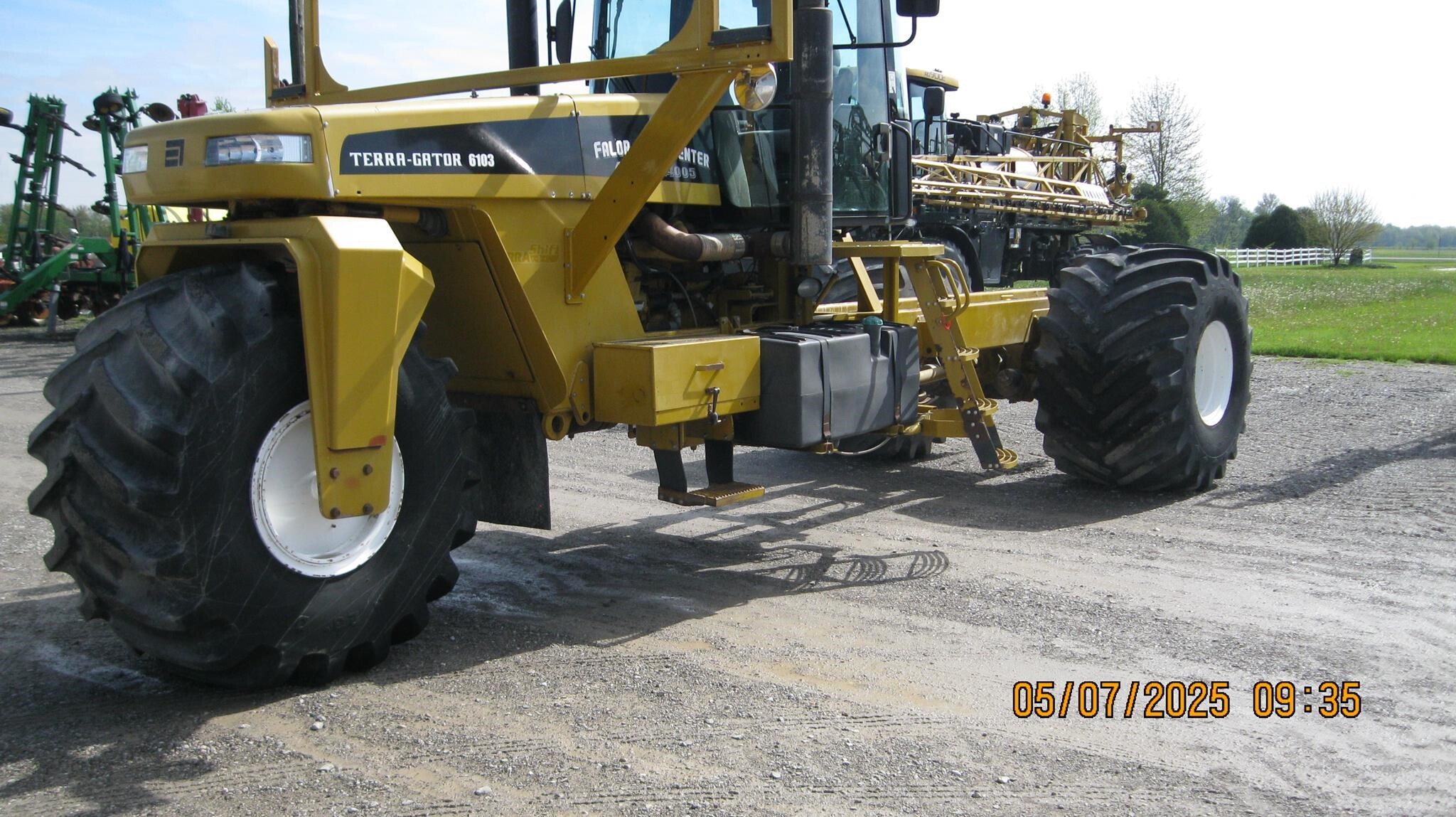 2000 Ag-Chem Terra-Gator 6103 Self-Propelled Fertilizer Spreader