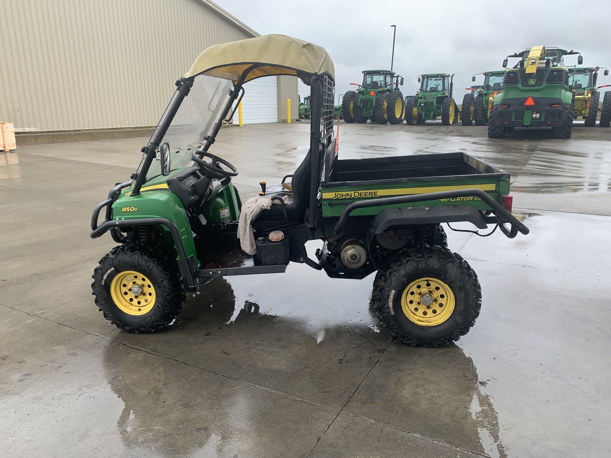 2009 John Deere Gator XUV 850D ATVs and Utility Vehicle