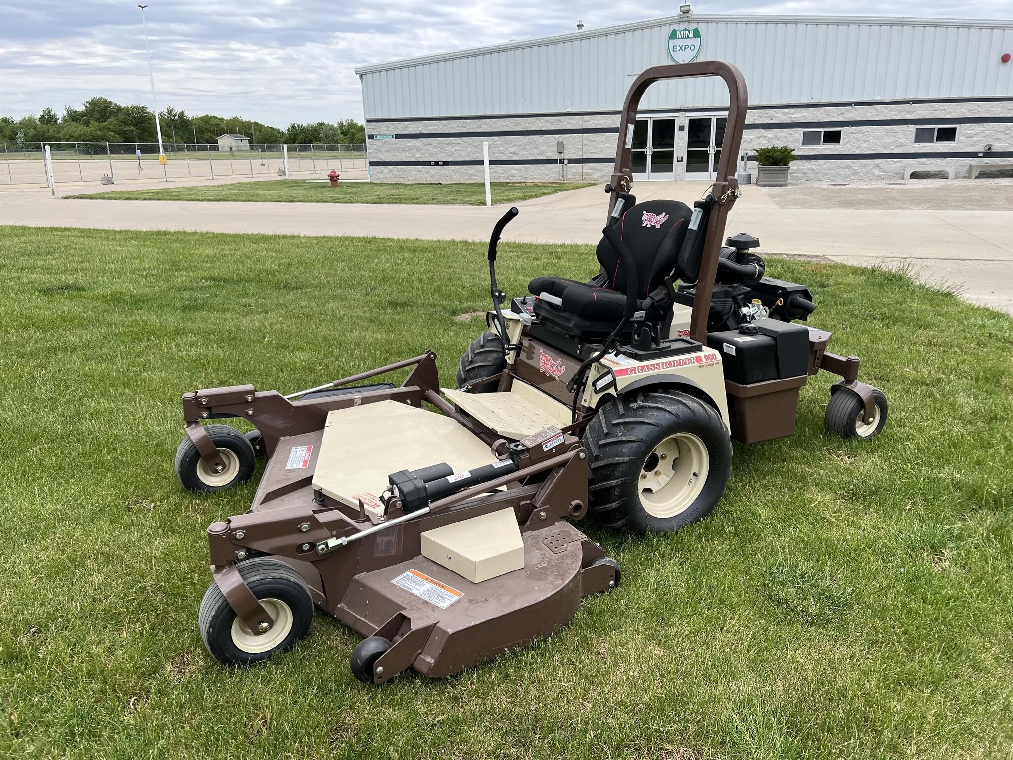 2025 Grasshopper 940EFI Lawn Mower