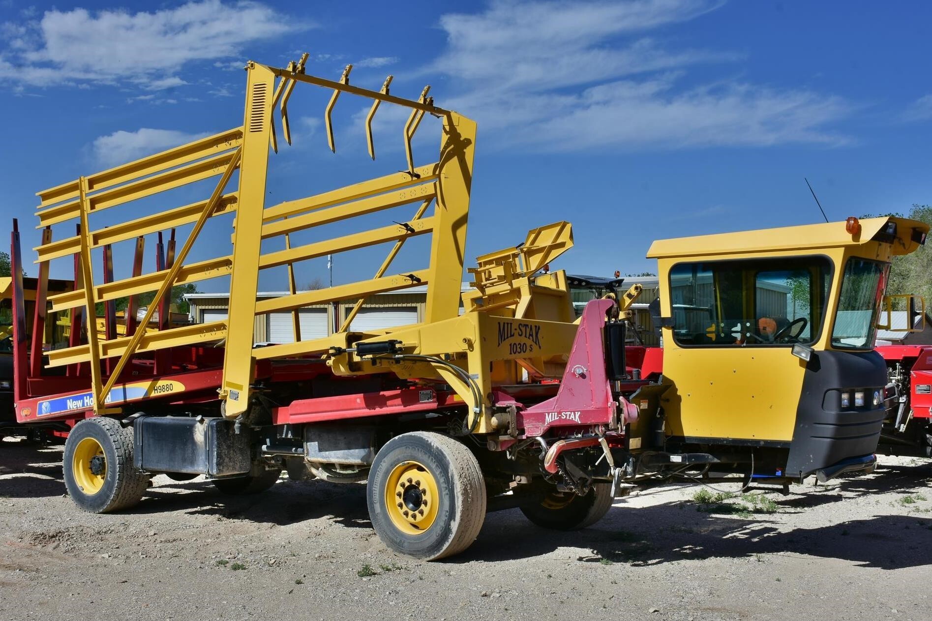 2013 New Holland H9880 Bale Wagons and Trailer