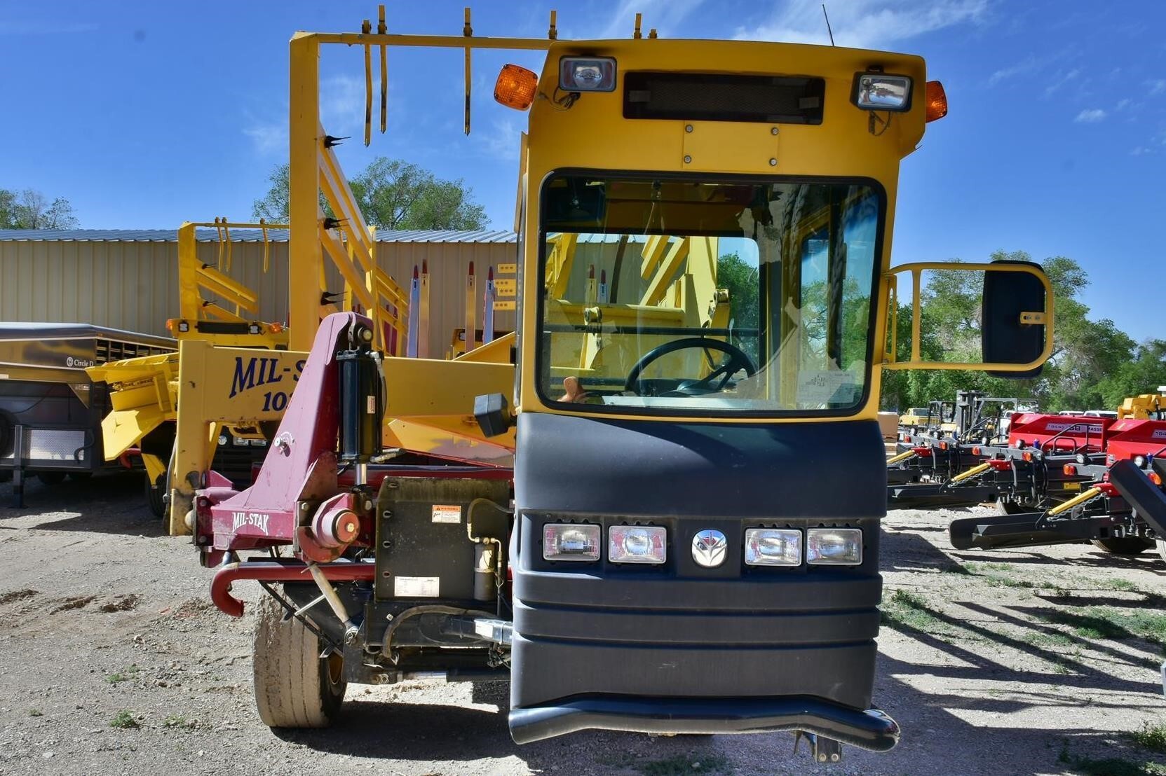 2013 New Holland H9880 Bale Wagons and Trailer