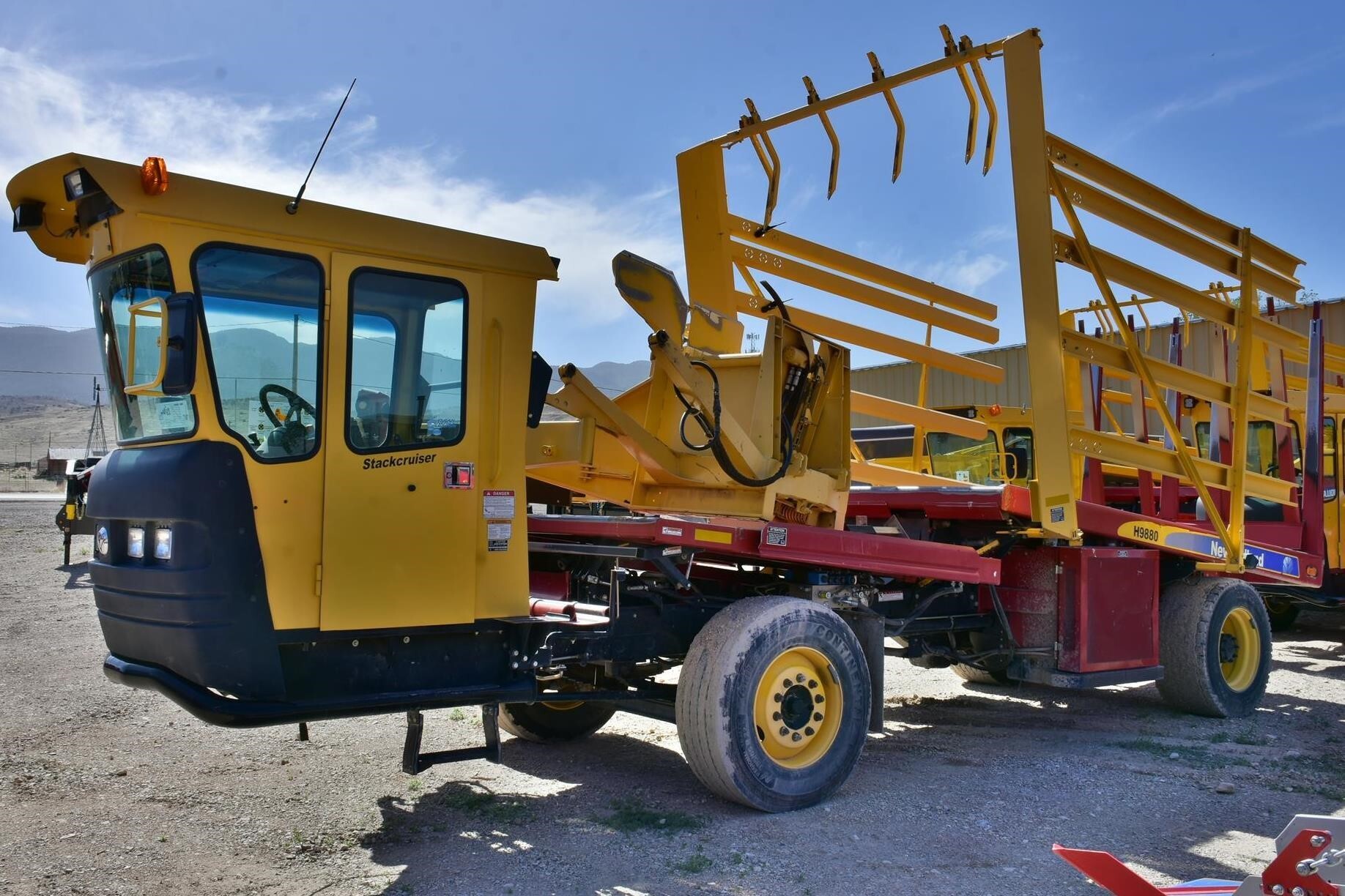 2013 New Holland H9880 Bale Wagons and Trailer