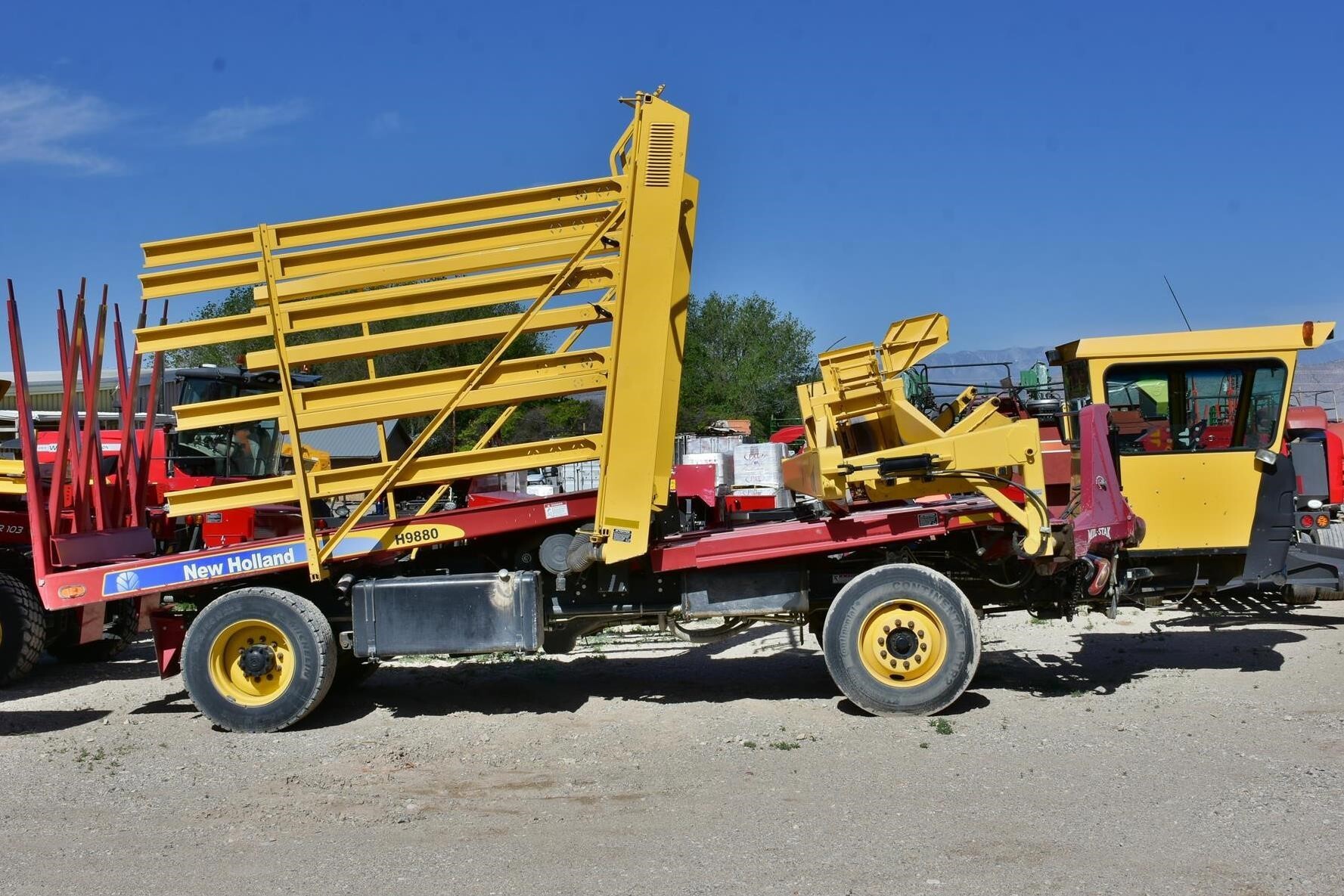 2013 New Holland H9880 Bale Wagons and Trailer