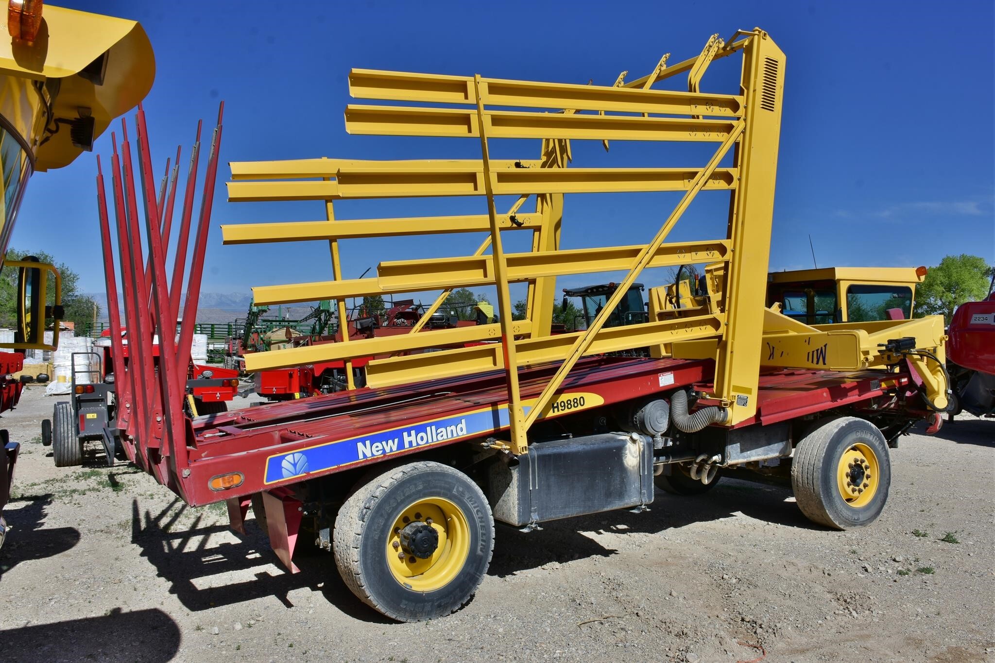 2013 New Holland H9880 Bale Wagons and Trailer