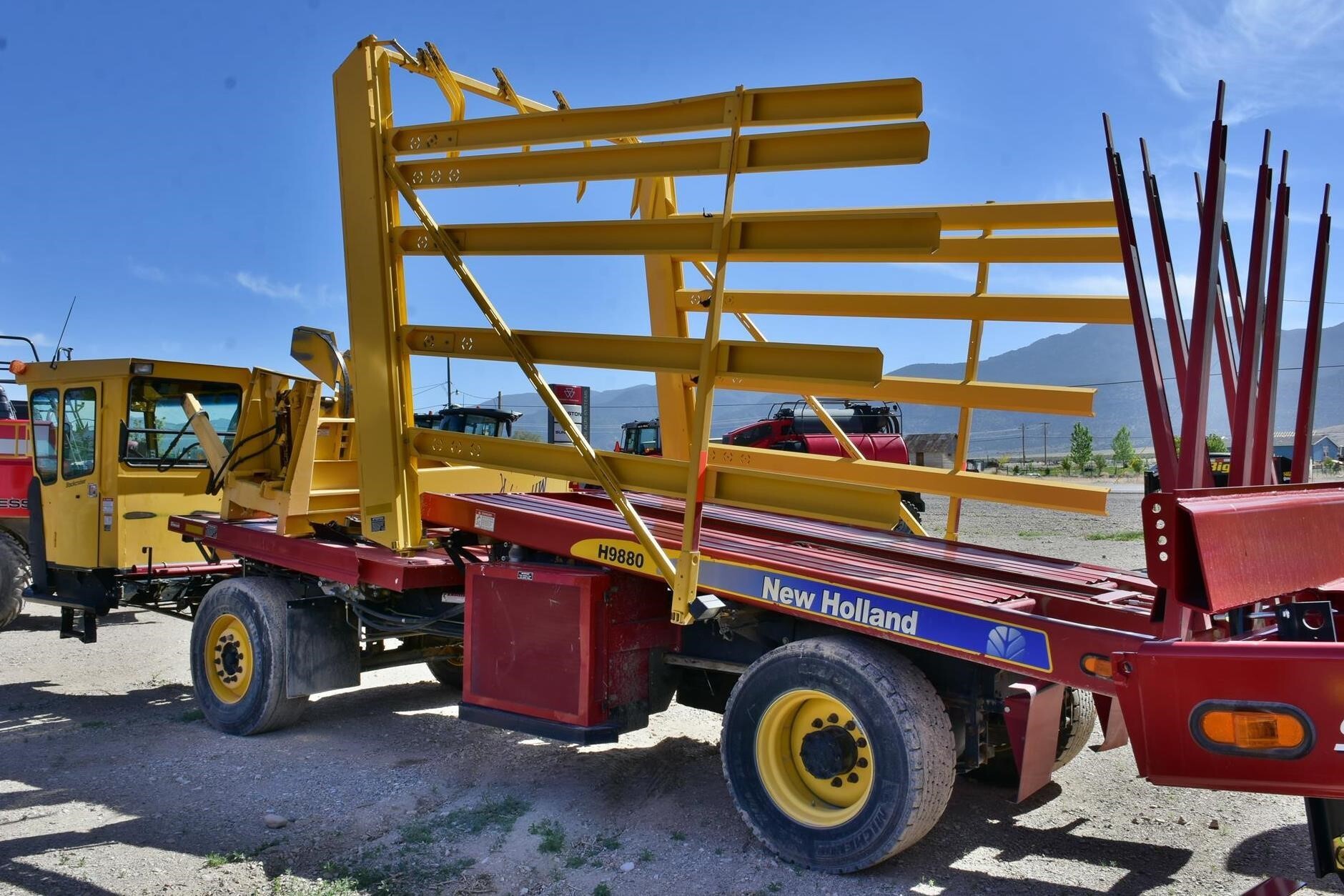 2013 New Holland H9880 Bale Wagons and Trailer