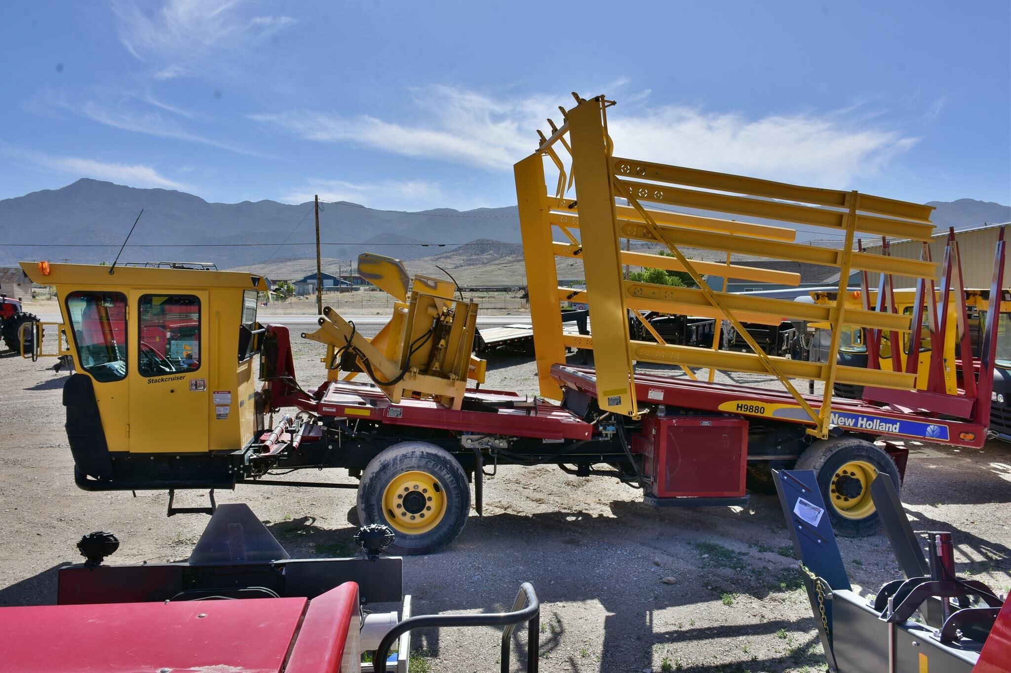 2013 New Holland H9880 Bale Wagons and Trailer