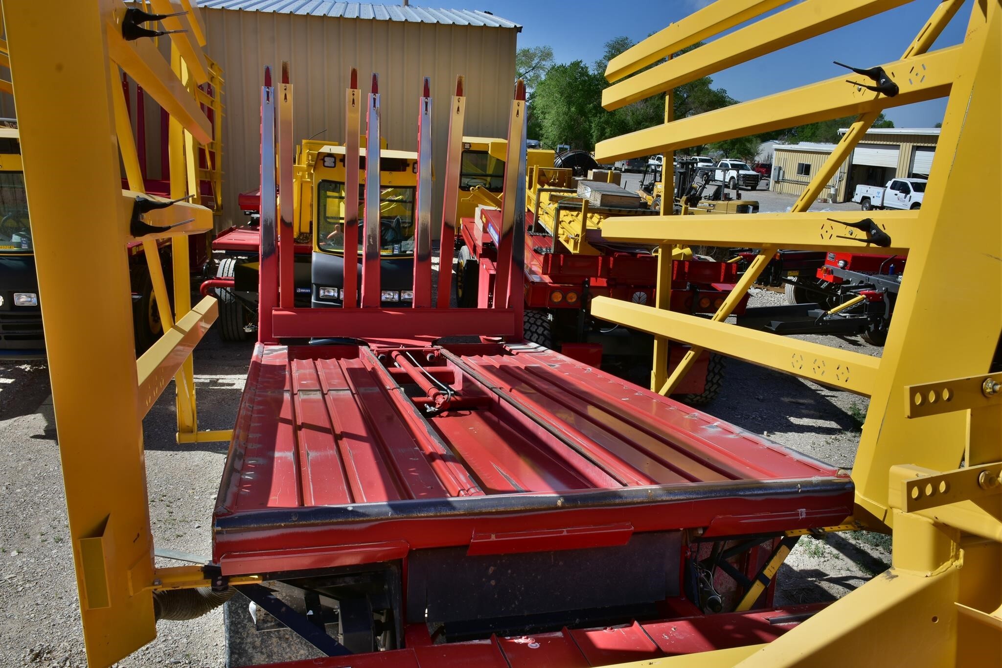 2013 New Holland H9880 Bale Wagons and Trailer