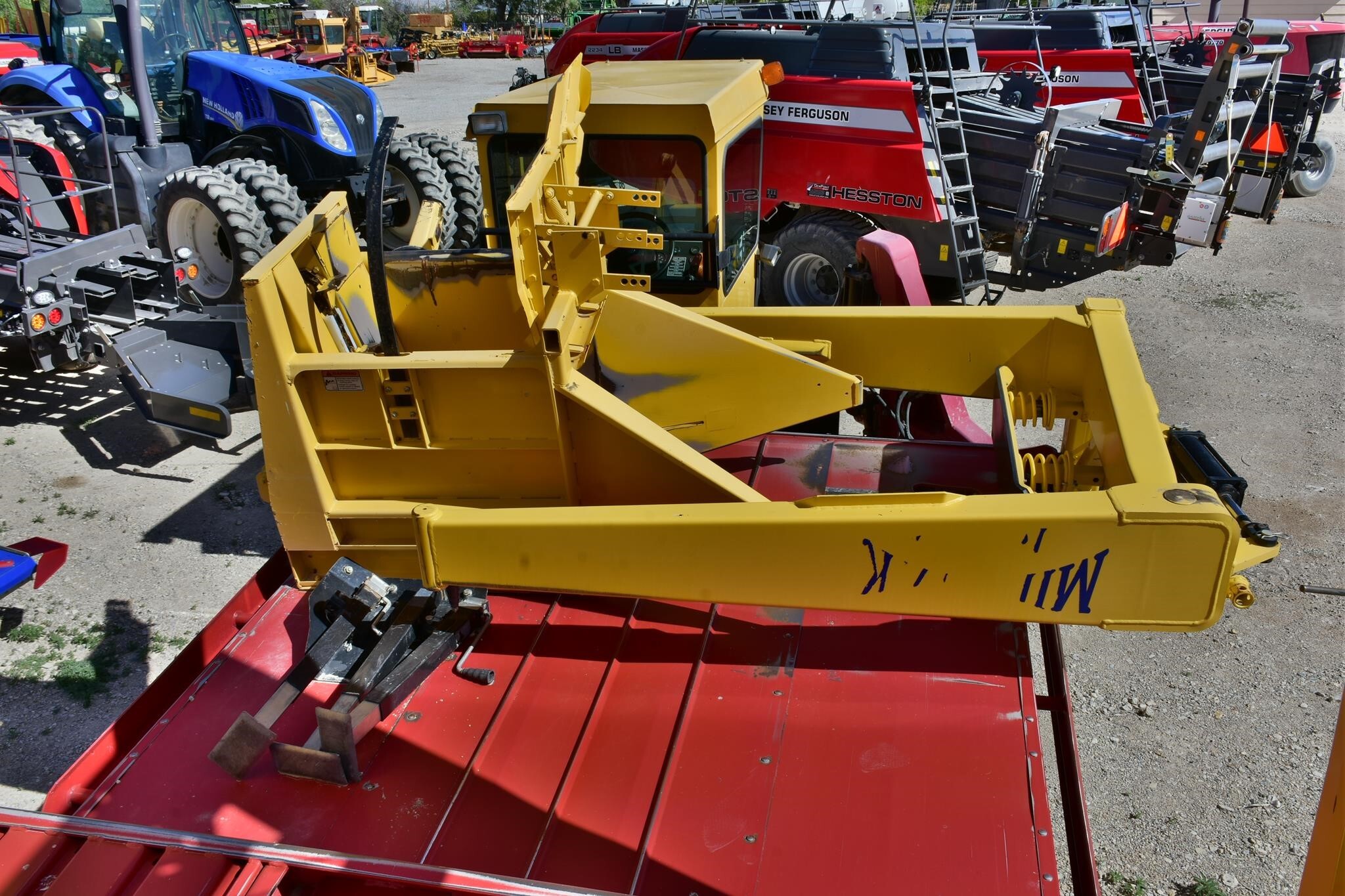 2013 New Holland H9880 Bale Wagons and Trailer