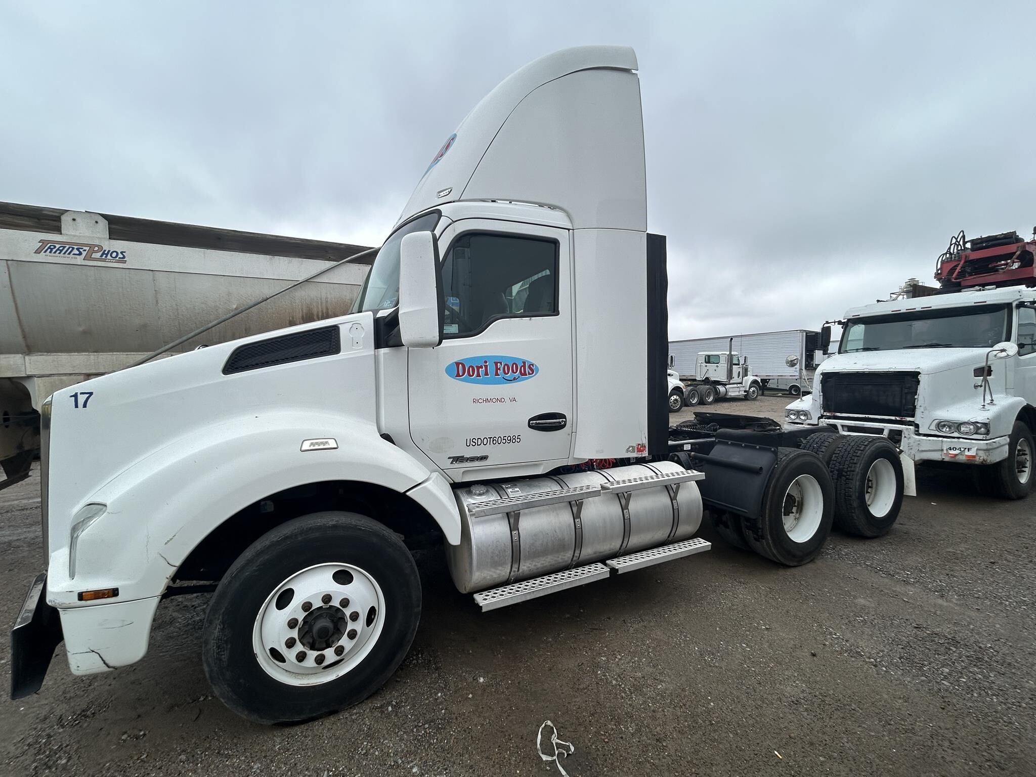 2016 Kenworth T880 Semi Trucks/Trailer