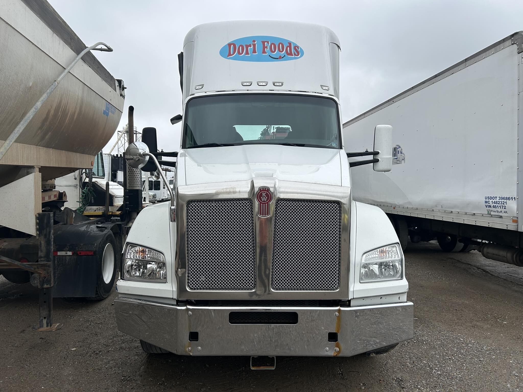 2016 Kenworth T880 Semi Trucks/Trailer