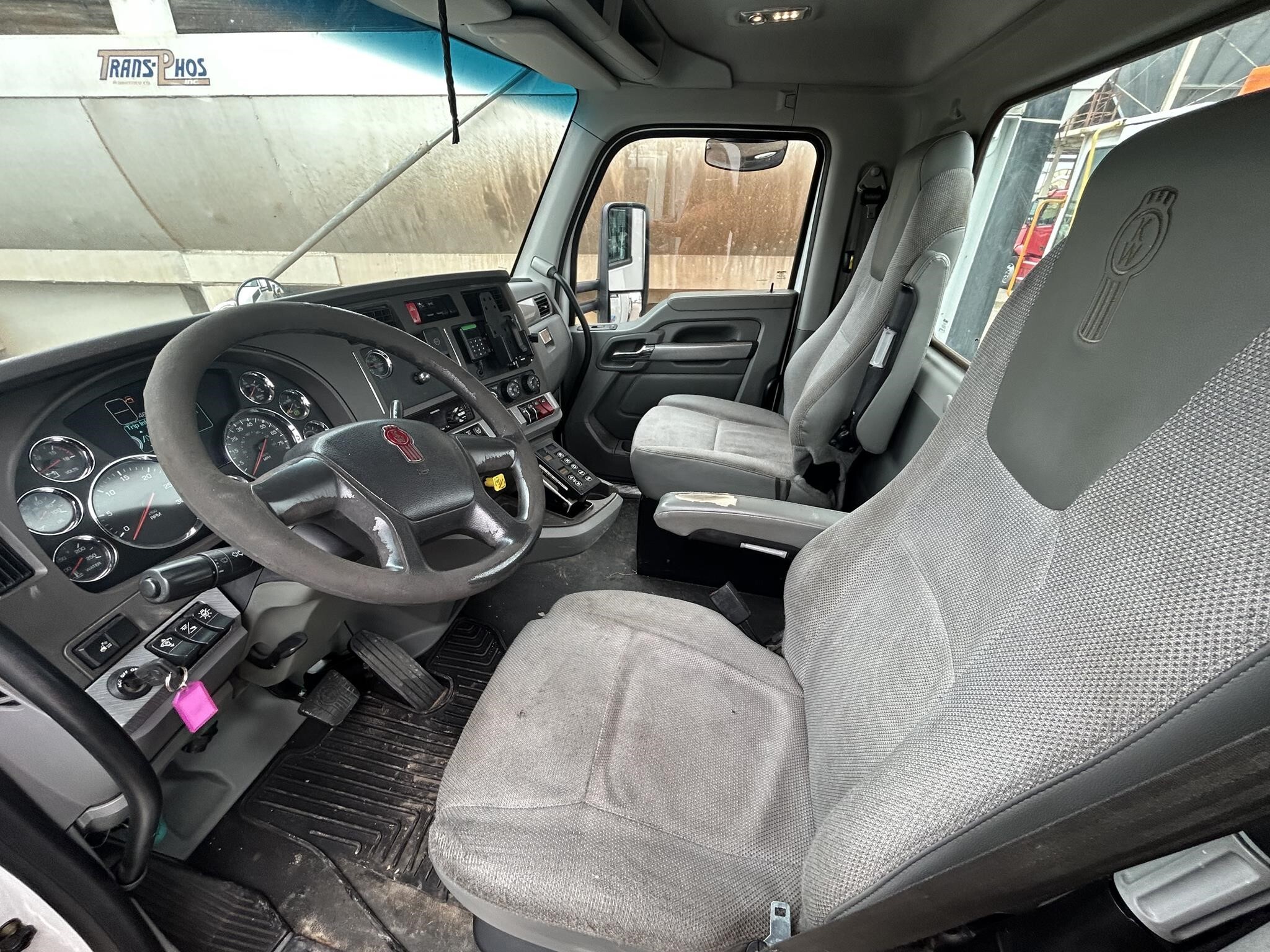 2016 Kenworth T880 Semi Trucks/Trailer