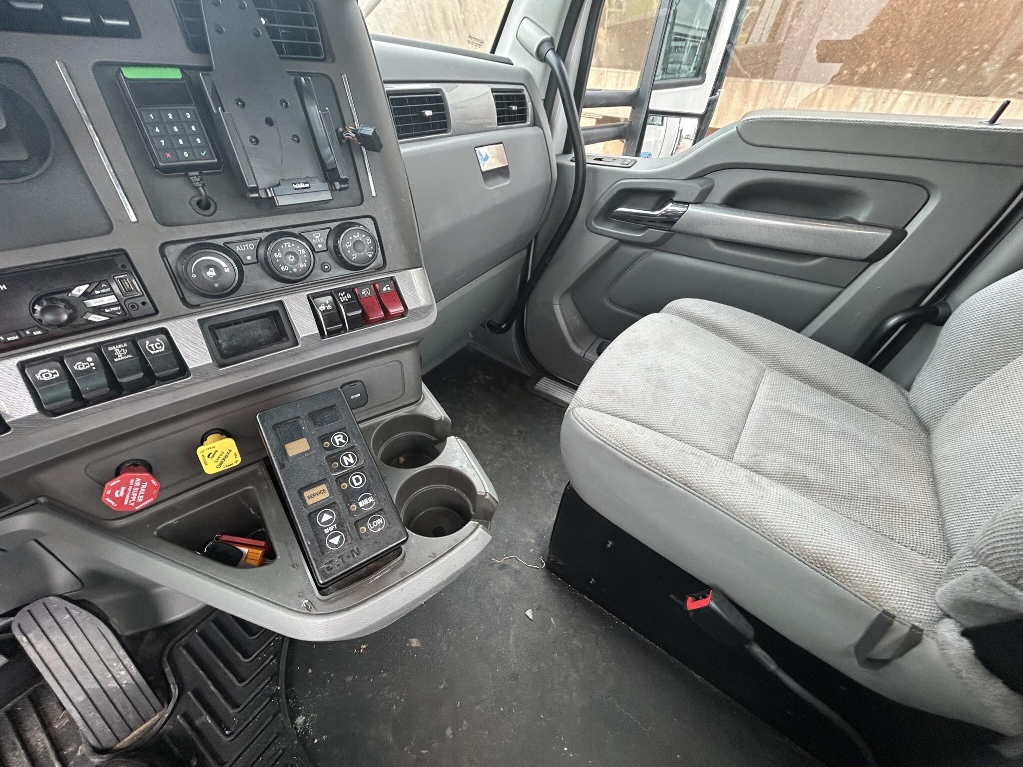 2016 Kenworth T880 Semi Trucks/Trailer