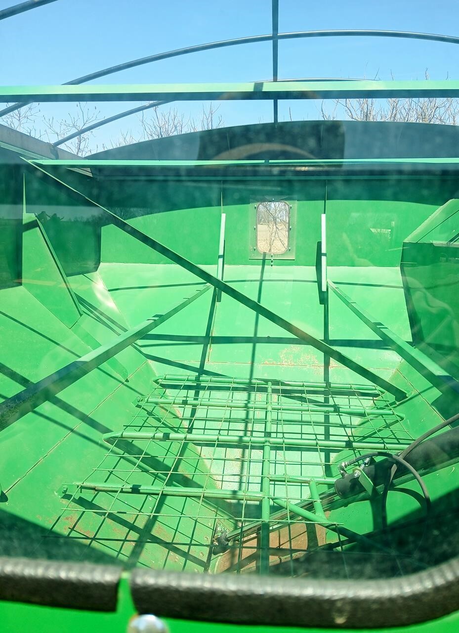 2022 E-Z Trail 550 Grain Cart