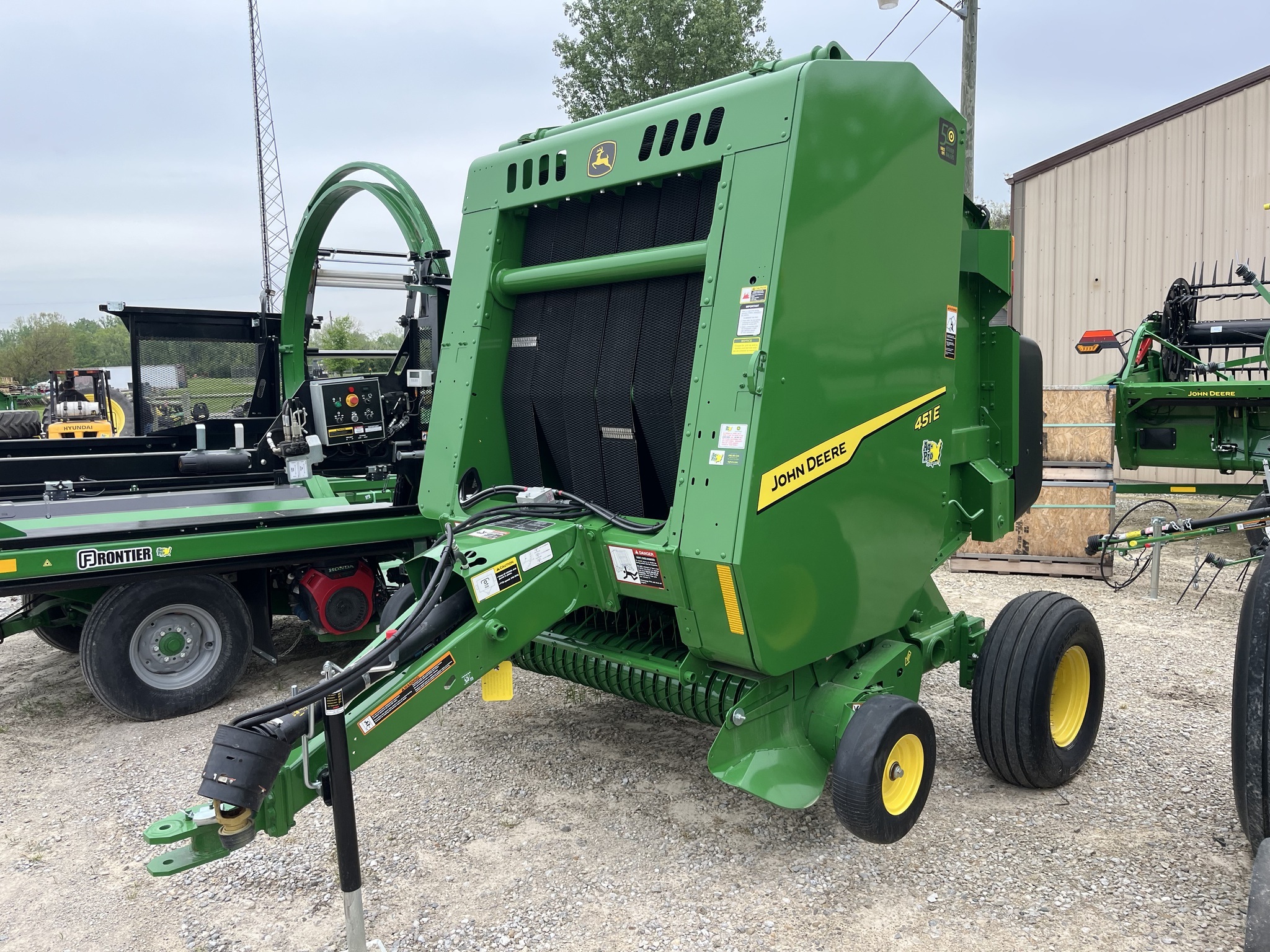  John Deere 451E Round Baler
