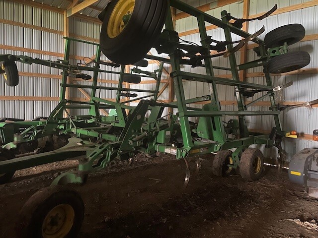 2013 John Deere 2410 Chisel Plow