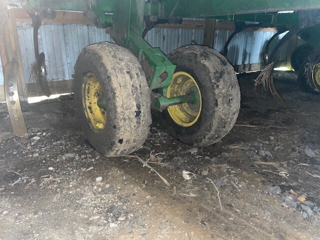 2013 John Deere 2410 Chisel Plow