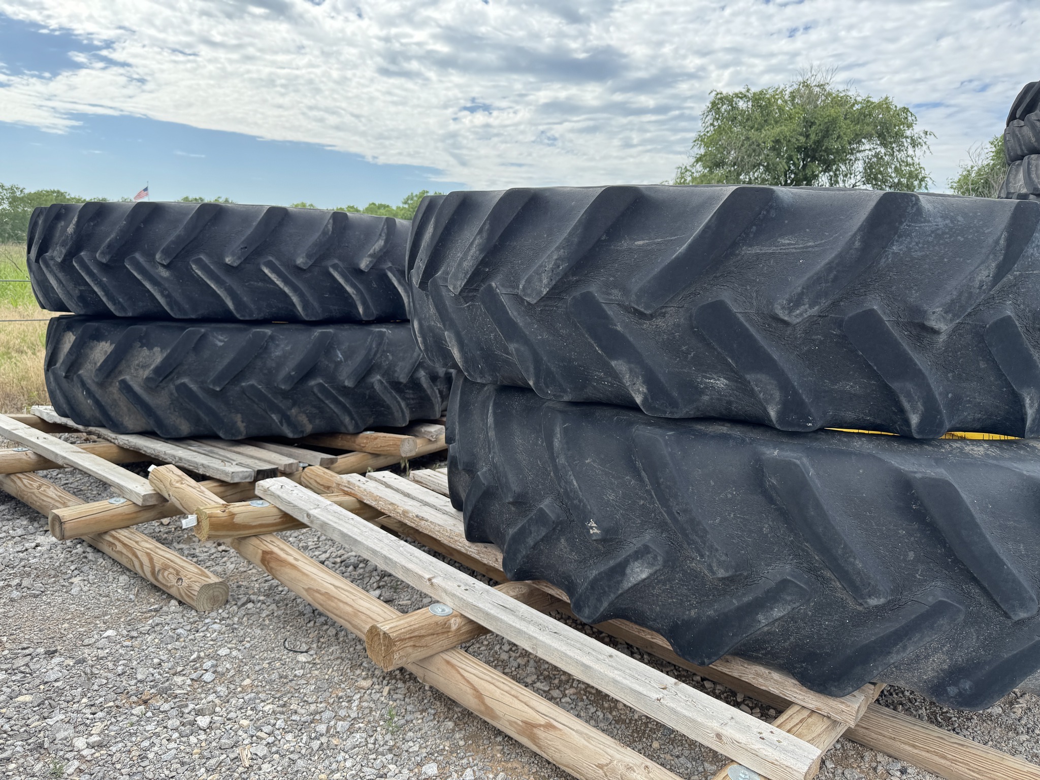  Goodyear 420/85R34 Wheels / Tires / Track