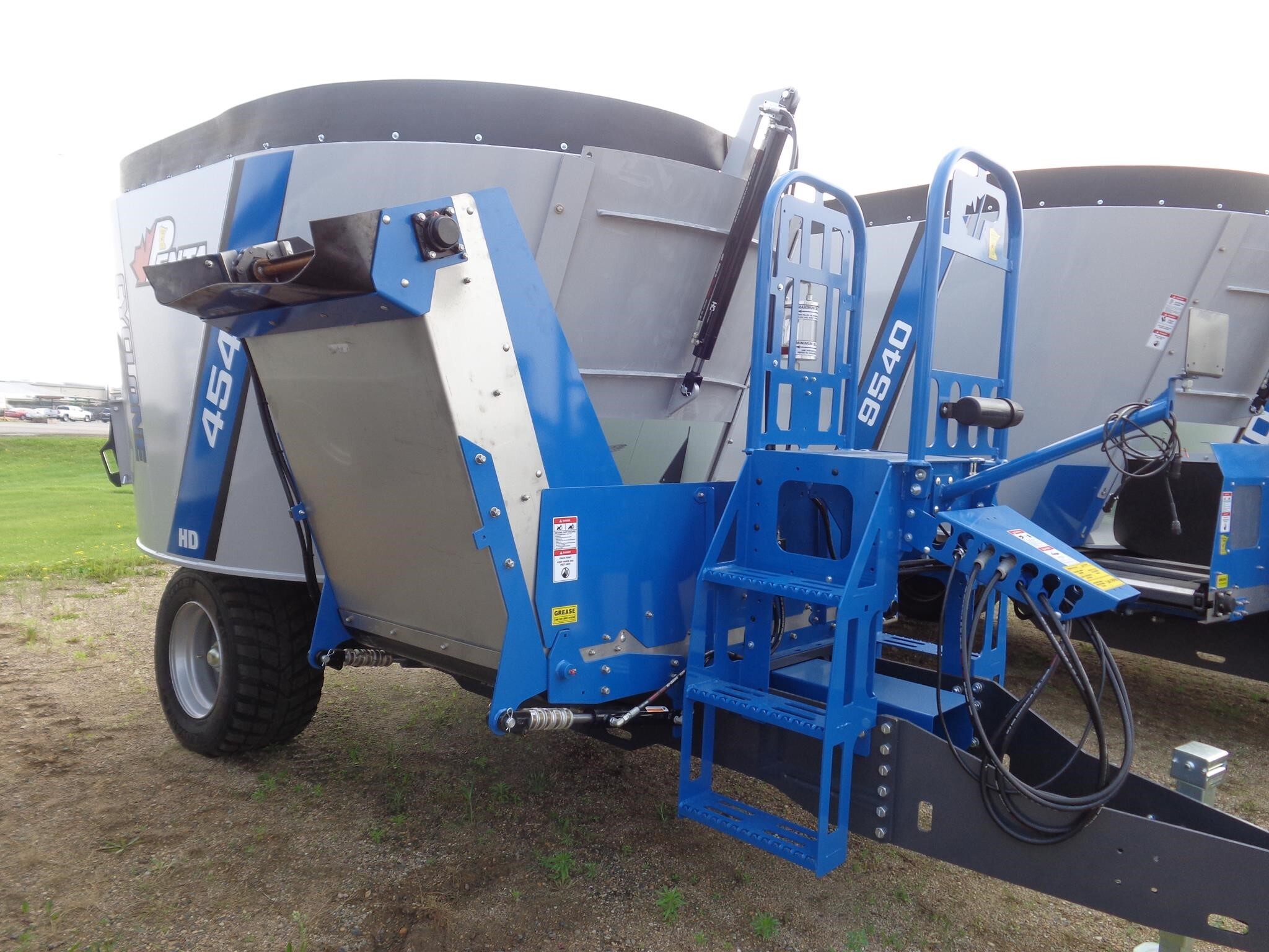  Penta 4540 Feed Wagon