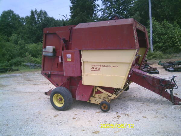 90 New Holland 855 Round Baler