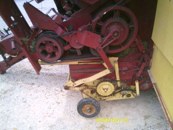 90 New Holland 855 Round Baler