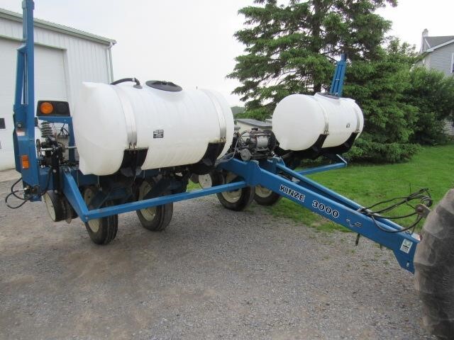 2001 Kinze 3000 Planter