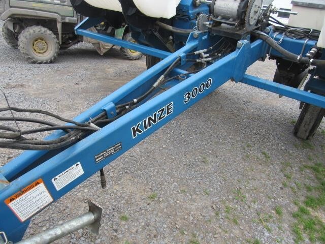 2001 Kinze 3000 Planter