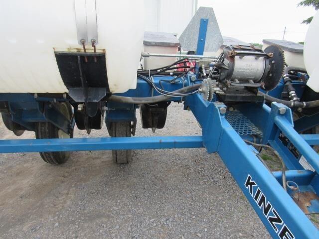 2001 Kinze 3000 Planter