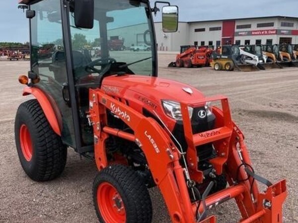 カデナ 2023 KUBOTA CAB TRACTOR LX2610 WITH BACKHOE 193 HRS - farm