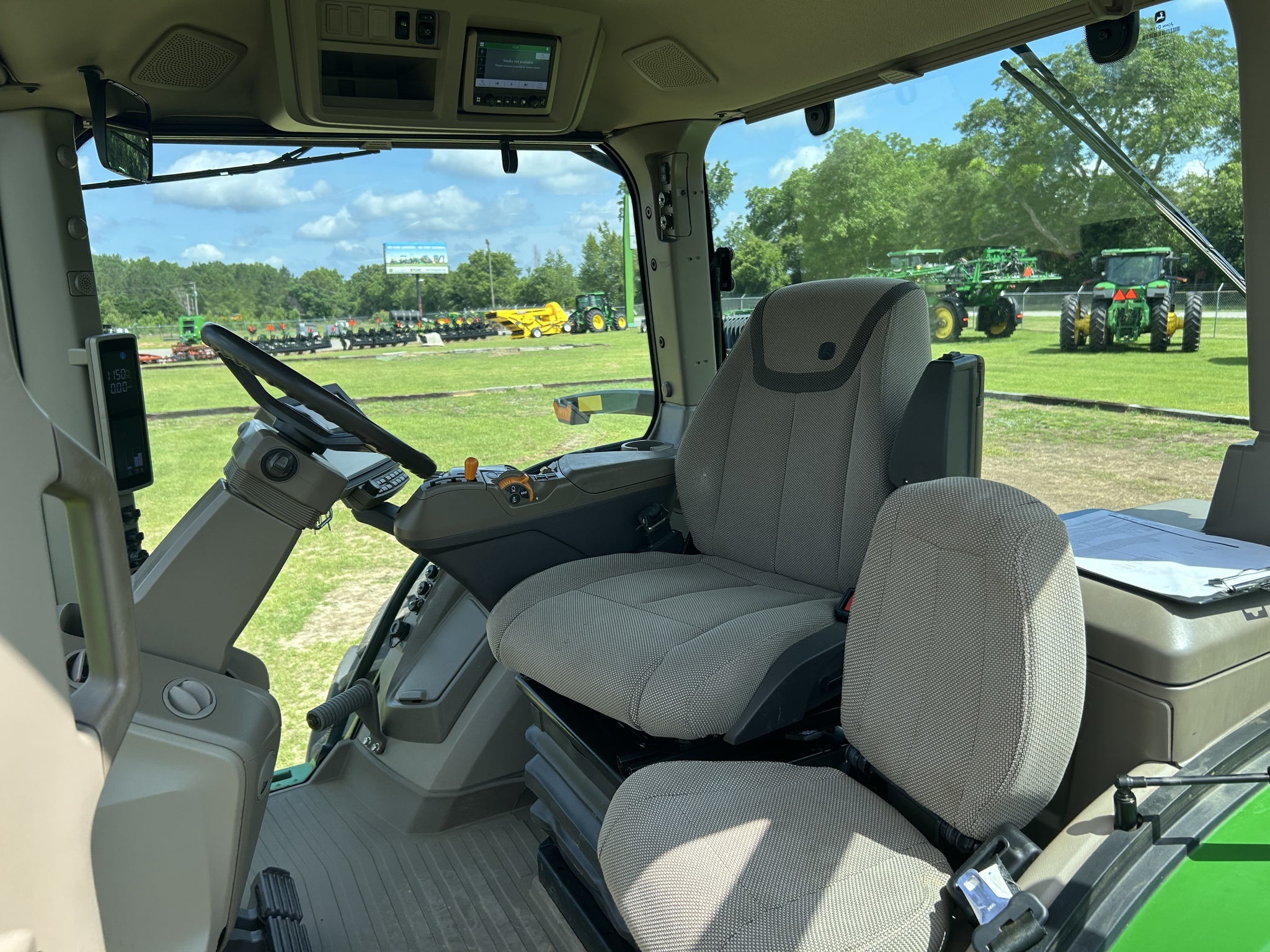 2023 John Deere 8R 250 Tractor