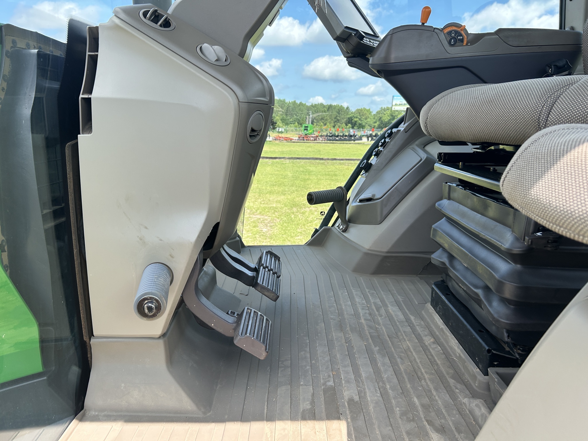 2023 John Deere 8R 250 Tractor