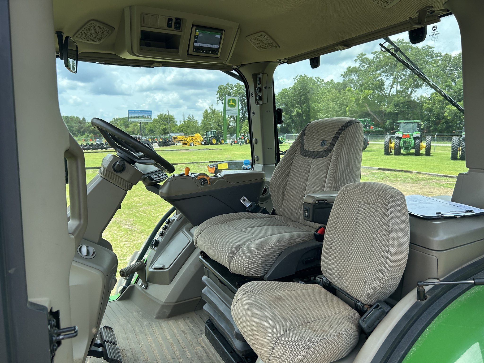 2023 John Deere 8R 250 Tractor