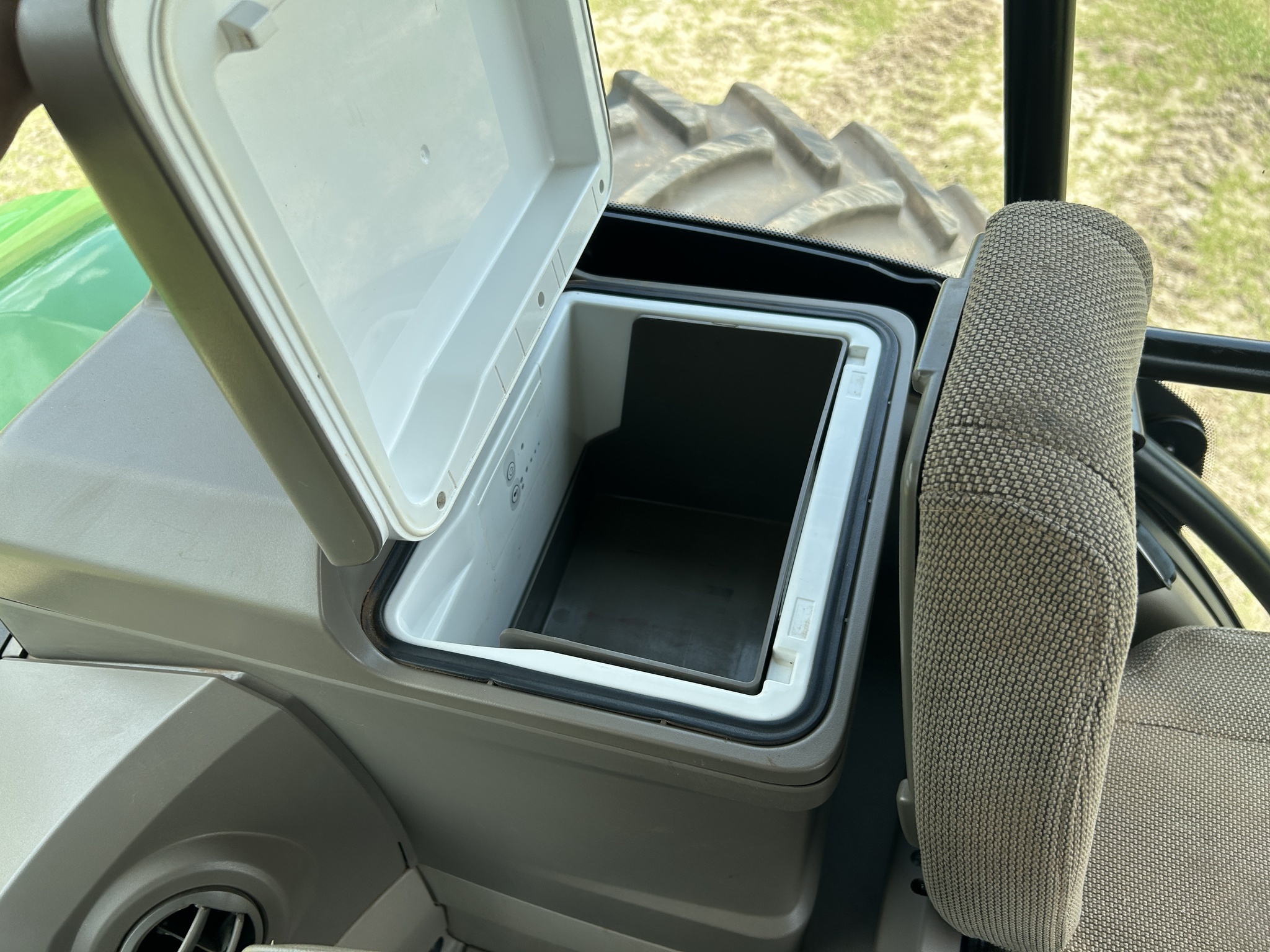 2023 John Deere 8R 250 Tractor