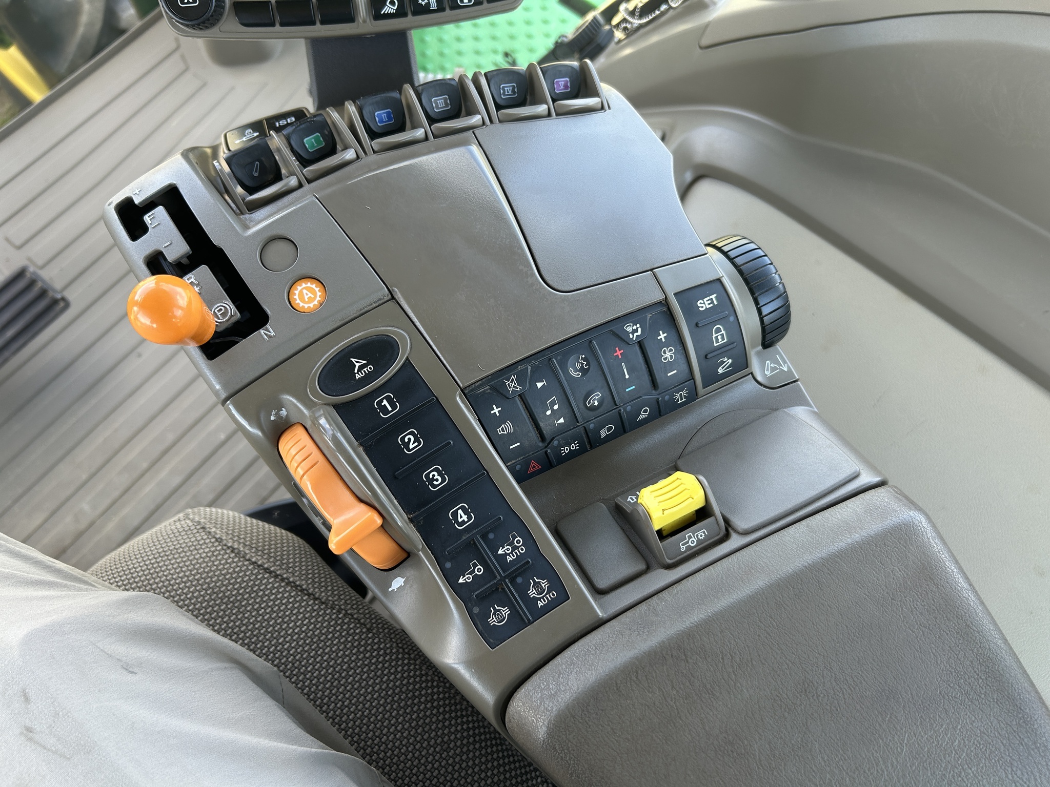 2023 John Deere 8R 250 Tractor