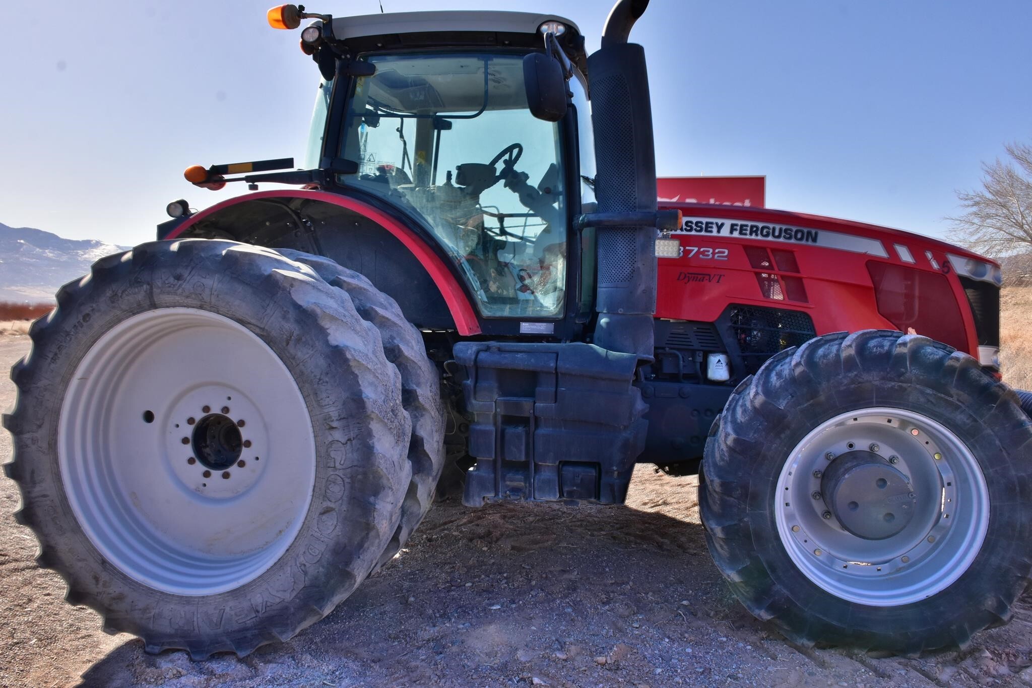 2017 Massey Ferguson 8732 Tractor