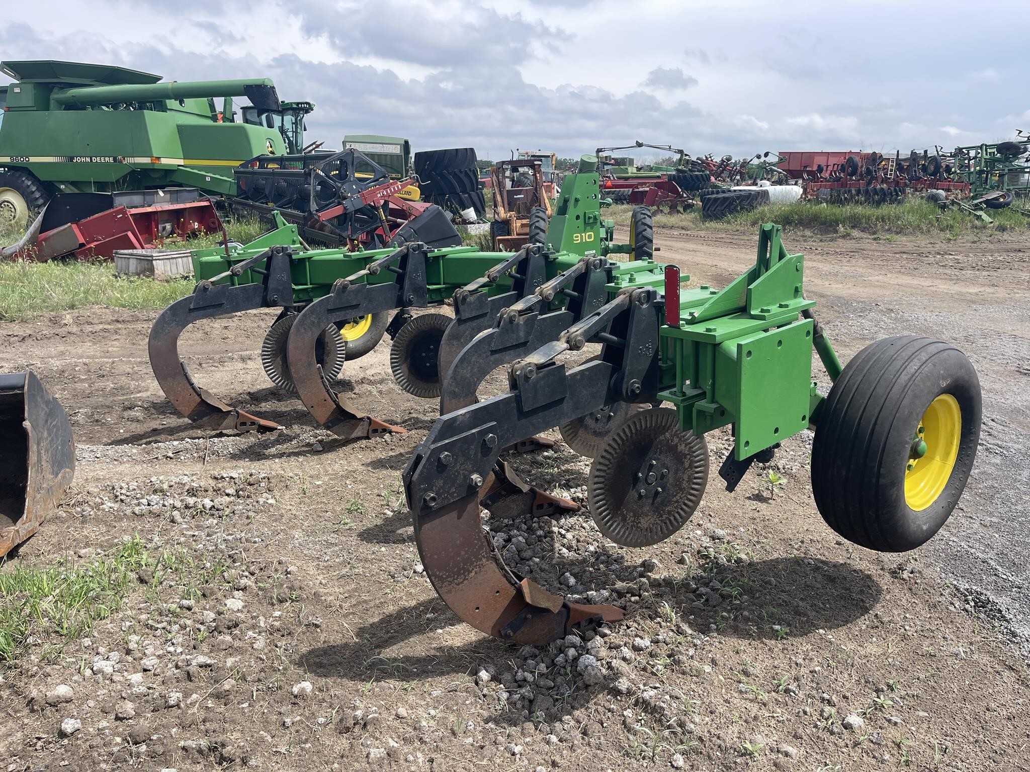 John Deere 910 V Ripper - $7,500 | Machinery Pete