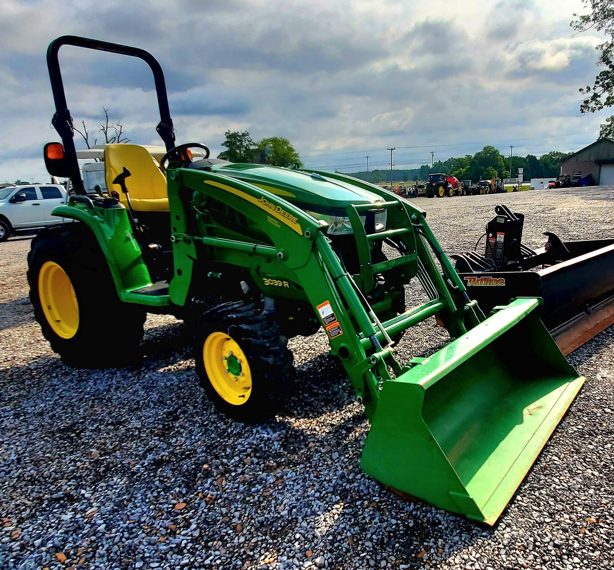  John Deere 3039R Tractor