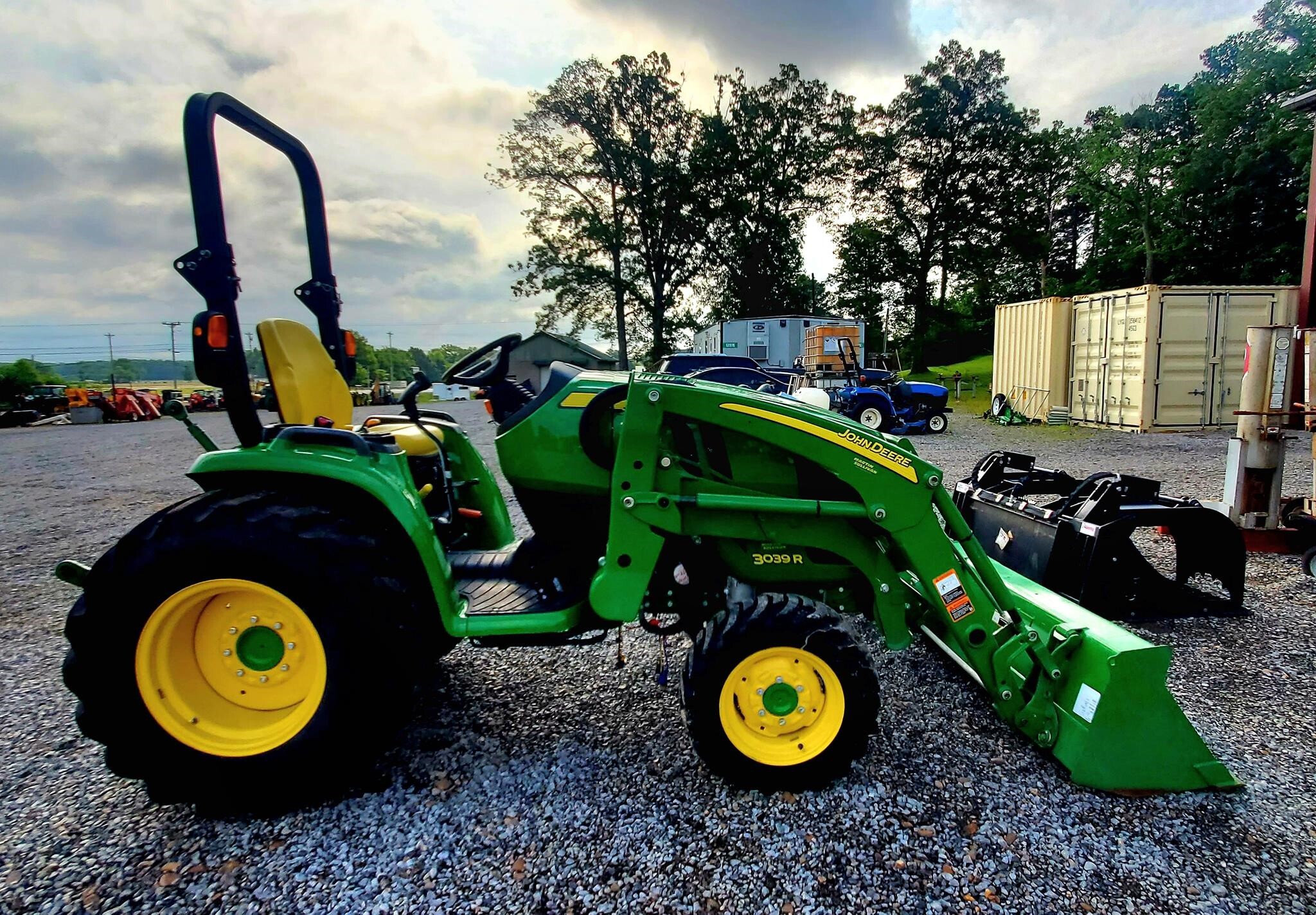  John Deere 3039R Tractor