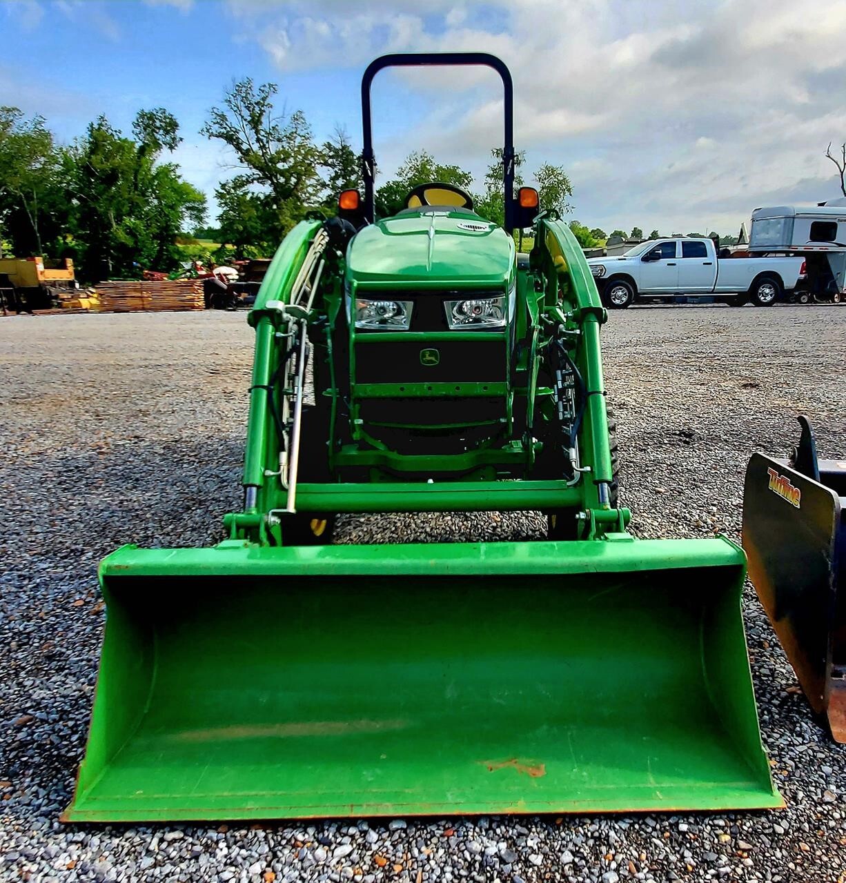  John Deere 3039R Tractor