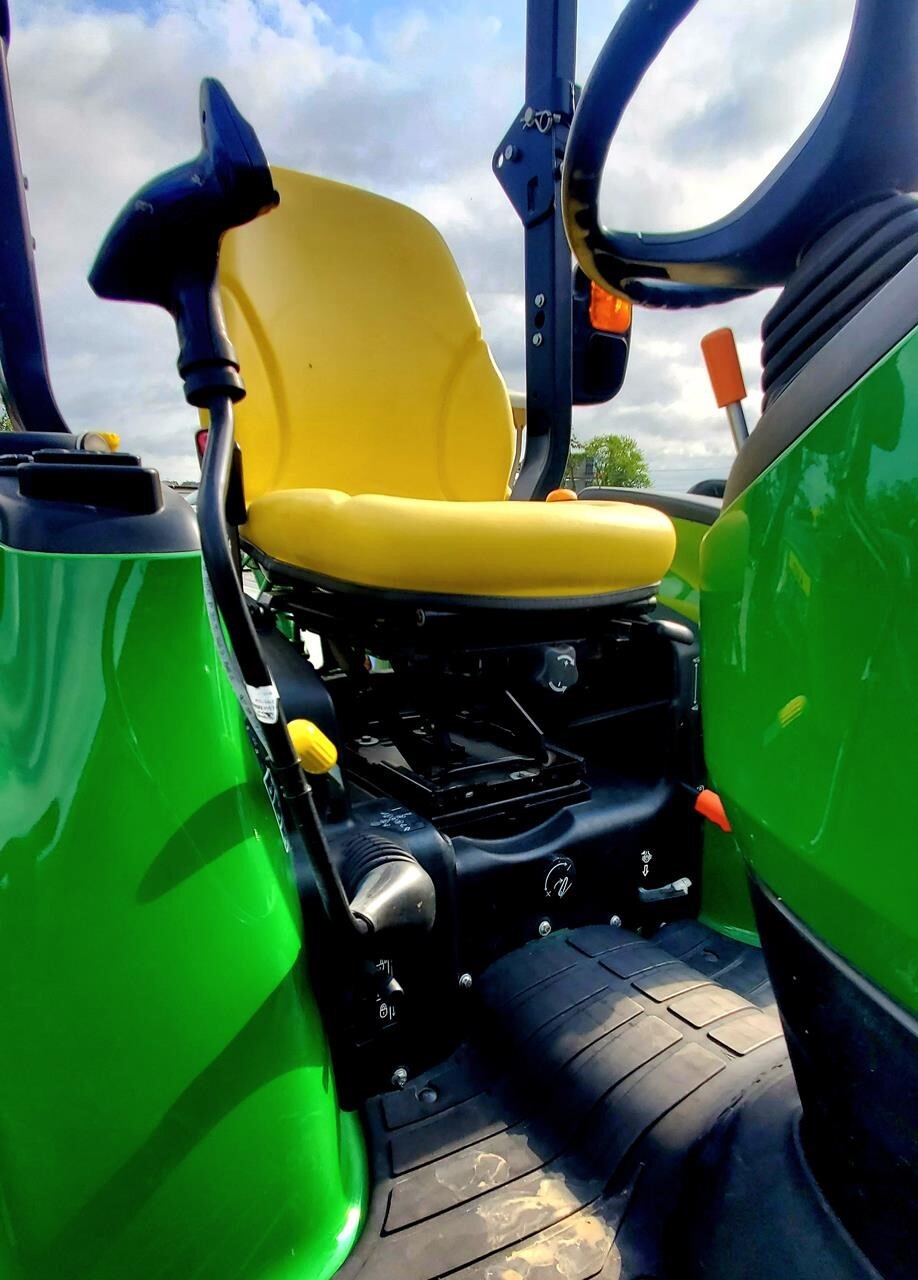  John Deere 3039R Tractor