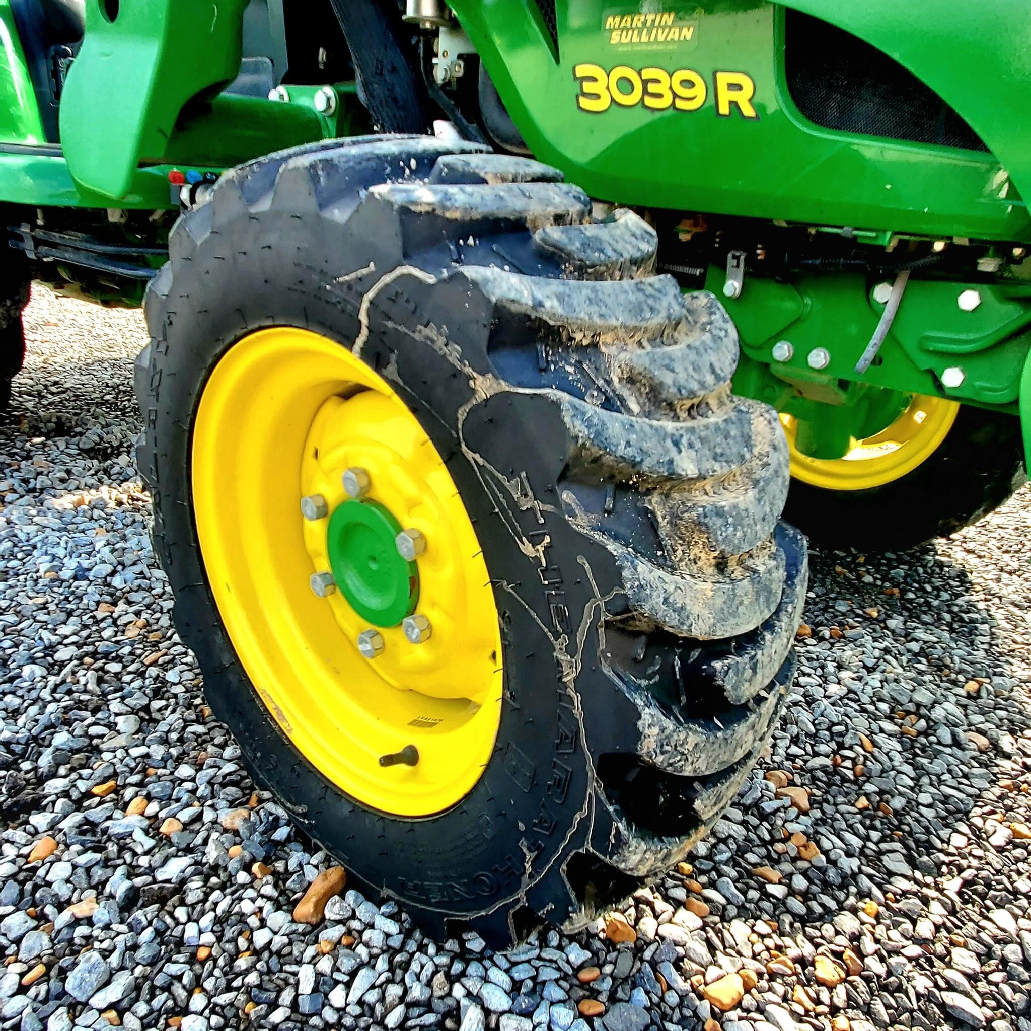  John Deere 3039R Tractor