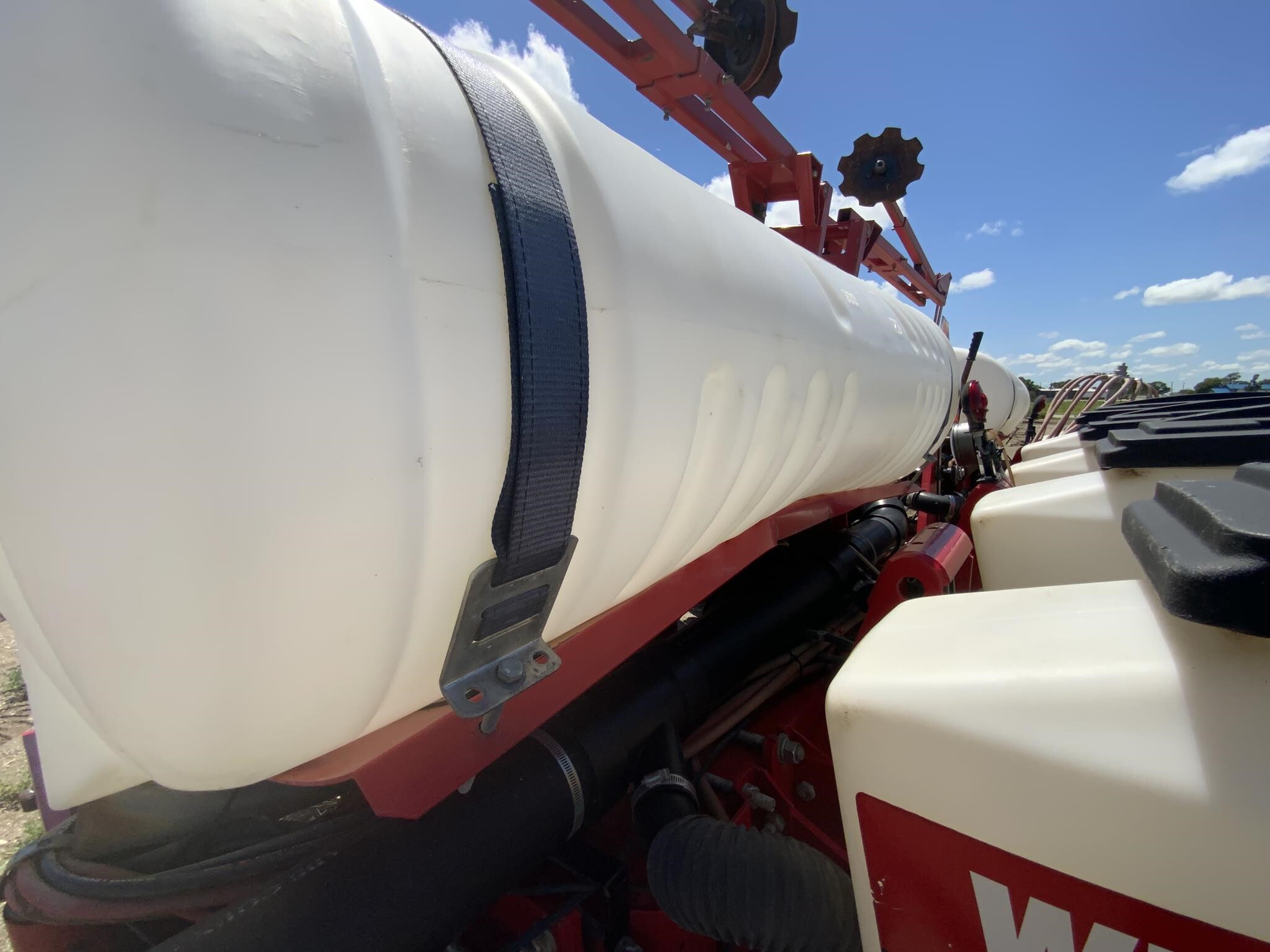 2011 White 8200 Planter