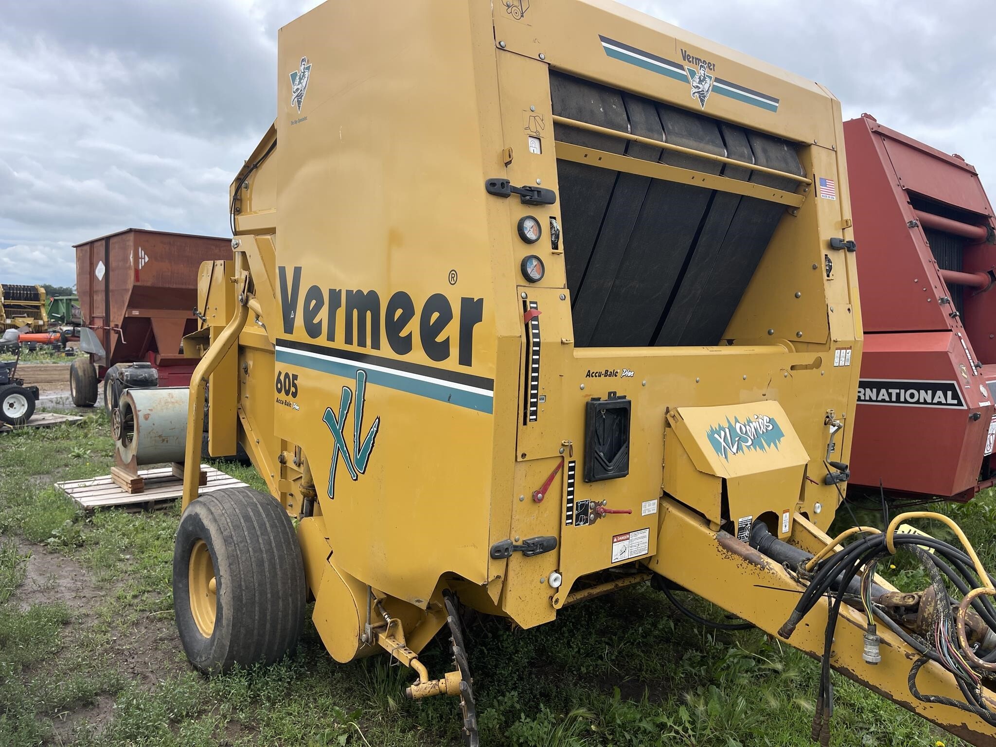  Vermeer 605XL Round Baler