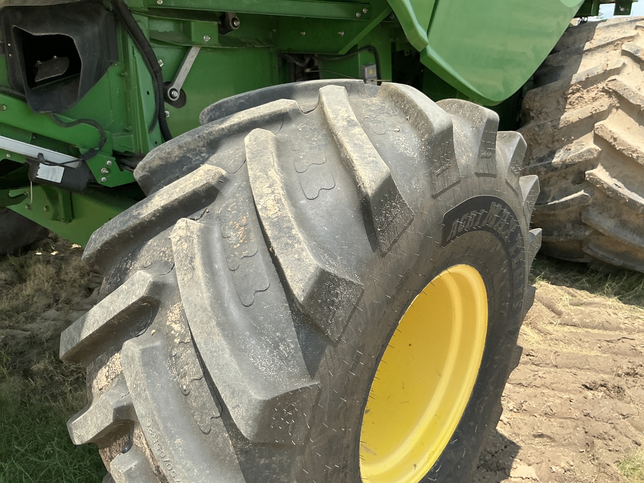 2012 John Deere S680 Combine